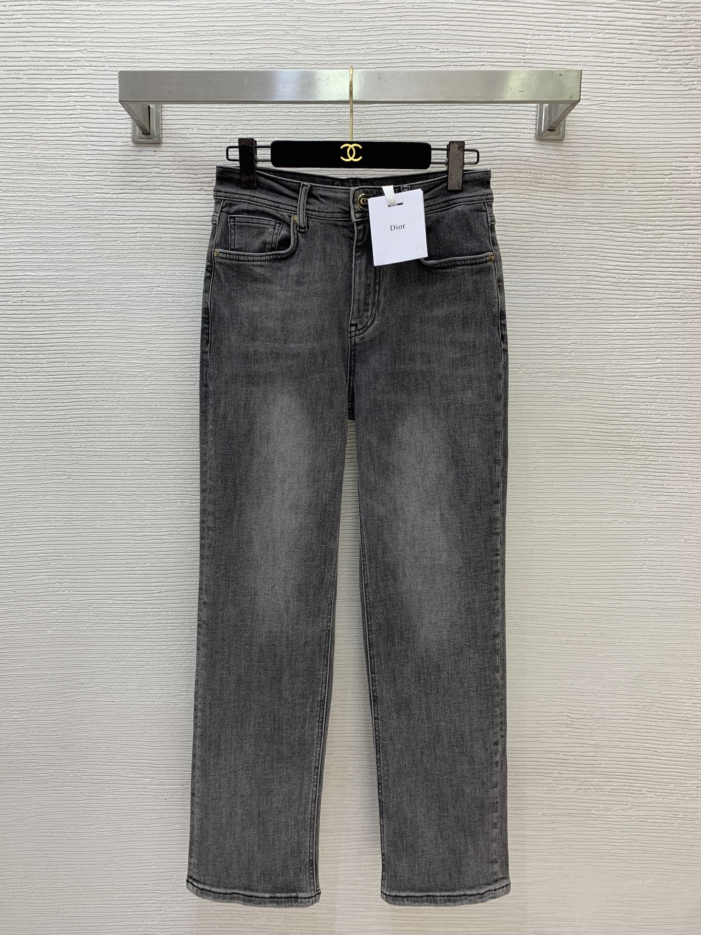 NO:826815,The highest version on the market, the girl inspects the goods, trims the three marks on the threads, pictures the goods and takes videos. If you want quality or service, please add me on WeChat. We will not accept urgent orders. Model No. G26051387  Dio* is the latest and highest version on the market. The girl inspects the goods, trims the three marks on the threads, pictures of the goods and takes videos. If you want quality or service, please add me on WeChat. We do not accept urgent orders. High-end customized washed denim cotton fabric, CD letter buttons, round mirror, letter logo embroidered logo, slim fit and slim stretch jeans!  Gray, 26-27-28-29-30 (size 28 waist 68, hip 90, pants length 100), Dior-clothing, dior, dior, jeans,19860909市面最高版本小妹验货、修剪线头上三标、货可图及拍视频,要品质要服务的加我微信,不接急单.款号G26051387 Dio*新市面最高版本小妹验货、修剪线头上三标、货可图及拍视频,要品质要服务的加我微信,不接急单.款高端定制洗水牛仔棉面料、CD字母纽扣圆镜字母logo刺绣徽标修身显瘦弹力牛仔裤！灰色,26-27-28-29-30（28码腰围68,臀围90,裤长100）,迪奥-服装,dior,dior,jeans,,Women's clothing