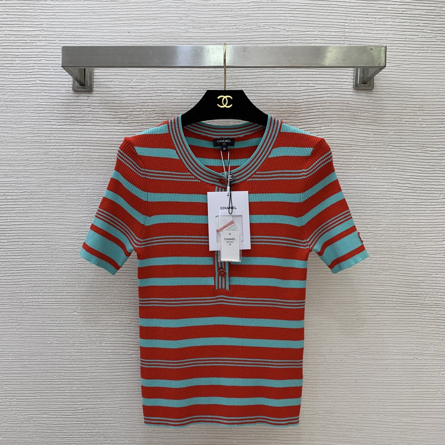 NO:840990,Model No. G26051287 CHANE*L's new style, high-end customized cashmere cotton blended yarn fabric, double C letter logo armband, half-breasted placket, striped round neck short-sleeved sweater top!  36-38-40 (38 size bust 66, sleeve length 23, dress length 56),,chanel,T-shirt,19860909款号G26051287 CHANE*L香奶奶家新款 高端定制羊绒棉混纺纱线面料、双C字母logo袖章半排扣门襟间条纹圆领短袖针织衫上衣！36-38-40（38码胸围66,袖长23,衣长56）,,chanel,T-shirt,,Women's clothing