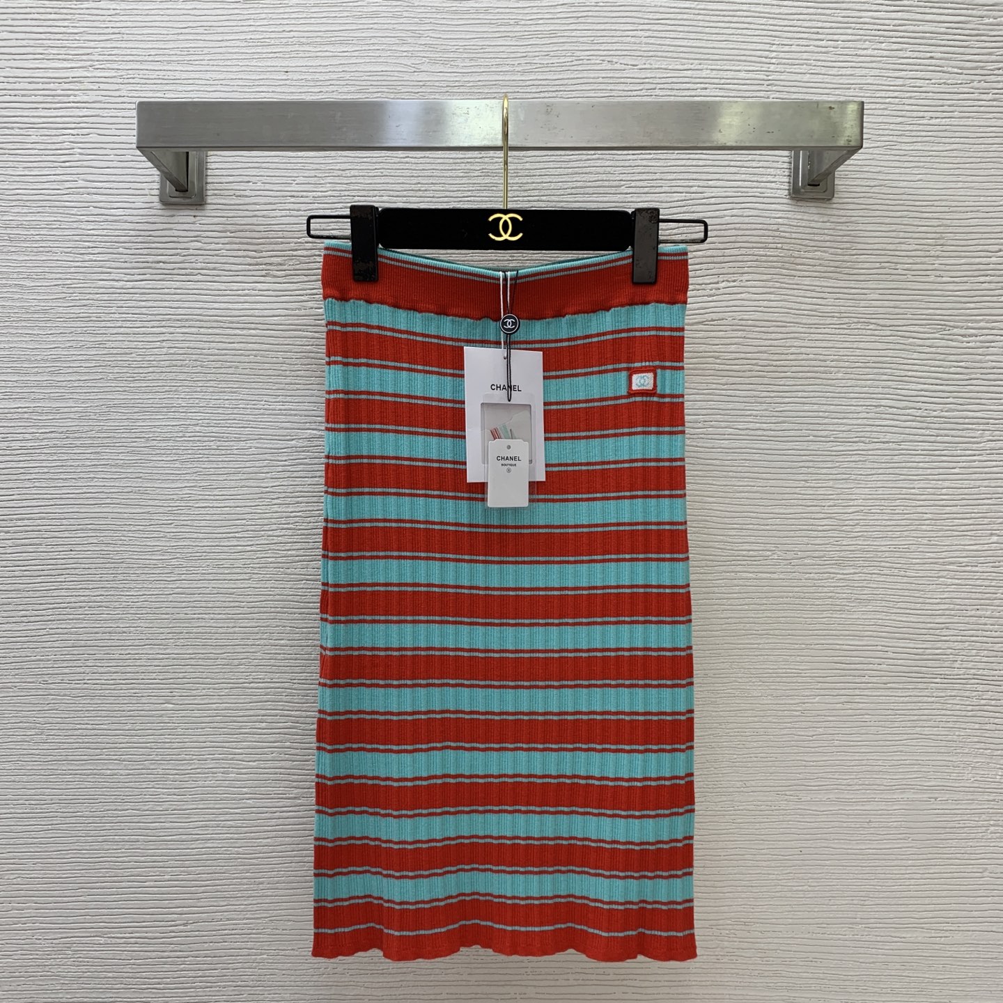 NO:826019,The highest version of the girl on the market inspects the goods, trims the three marks on the threads, pictures of the goods and takes videos. If you want quality and service, please add me on WeChat. We do not accept urgent orders. Model number G26051285 CHANE*L Xiang Nai Nai Jia New The highest version of the girl on the market inspects the goods, trims the three marks on the threads, pictures of the goods and takes videos. If you want quality and service, add me on WeChat. We do not accept urgent orders.  High-end customized cashmere and cotton blended yarn fabric, striped hip-covering elastic knitted skirt between double C letter logo badges!  36-38-40 (size 38 waist 60, skirt length 58) skirt, Chanel-clothing, chanel, chanel, skirts,19860909市面最高版本小妹验货、修剪线头上三标、货可图及拍视频,要品质要服务的加我微信,不接急单.款号G26051285 CHANE*L香奶奶家新市面最高版本小妹验货、修剪线头上三标、货可图及拍视频,要品质要服务的加我微信,不接急单.款 高端定制羊绒棉混纺纱线面料、双C字母logo徽章间条纹包臀弹力针织半身裙！36-38-40（38码腰围60,裙长58）半裙,香奈儿-服装,chanel,chanel,skirts,,Women's clothing