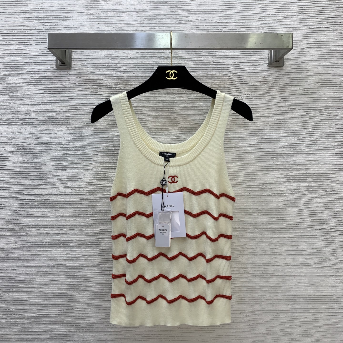 NO:844057,Style number G26051835 CHANE*L new high-end customized wavy stripes contrasting color double C letter logo embroidered slim stretch knitted vest top!  Apricot, 36-38-40 (38 size bust 68, length 54),,chanel,19860909款号G26051835 CHANE*L新款高端定制波浪条纹撞色双C字母logo刺绣修身弹力针织背心上衣！杏色,36-38-40（38码胸围68,衣长54）,,chanel,,Women's clothing
