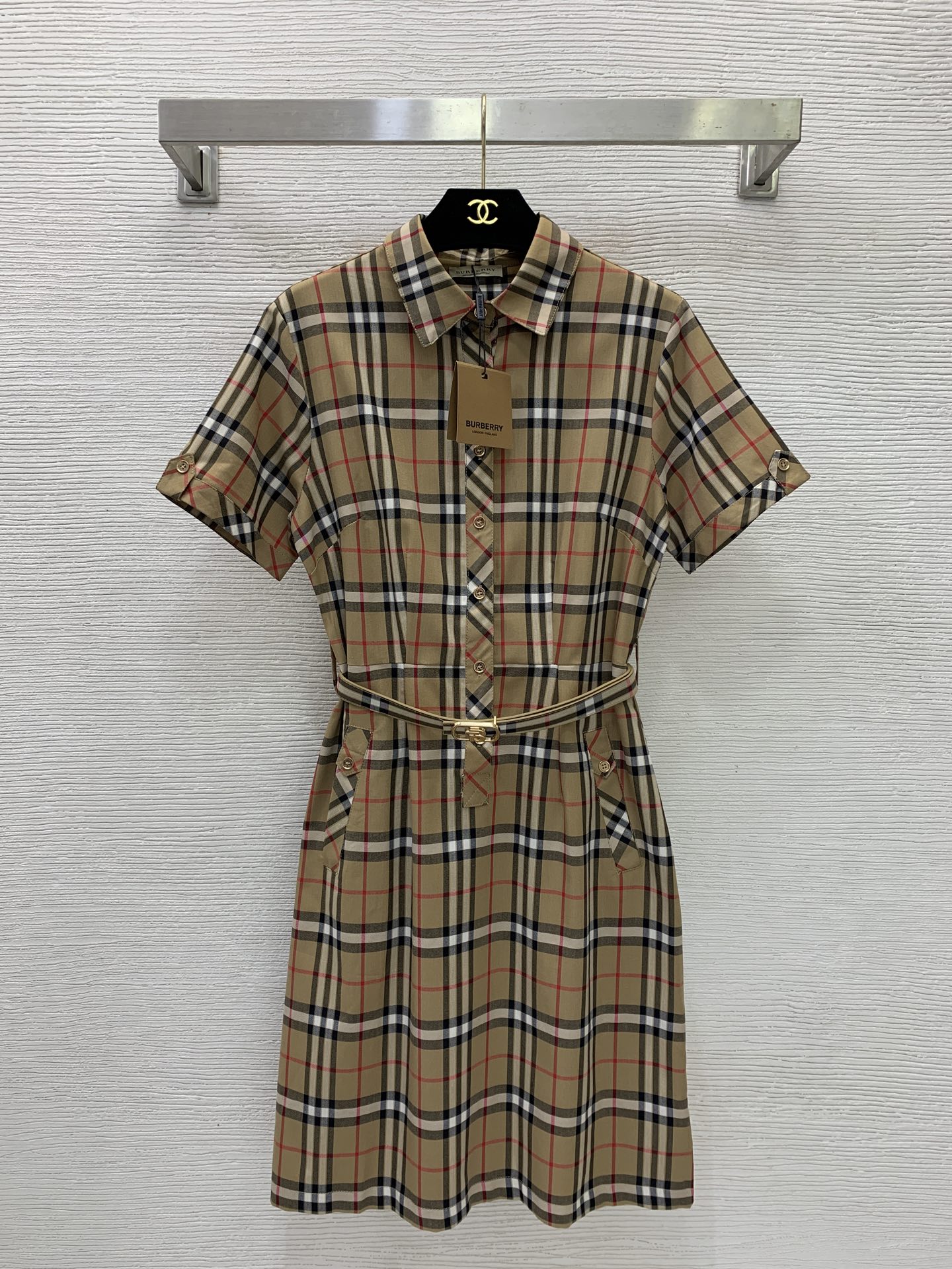 NO:826744,The highest version on the market, the girl will inspect the goods, trim the three marks on the threads, and ship the goods. You can send pictures and take videos. If you want quality and service, add me on WeChat. We will not accept urgent orders. Model No. D26051354 BURBERR  B's classic plaid printed letter logo half-breasted placket with belt to tighten the waist and make you look slimmer Polo collar lapel short-sleeved shirt dress!  (M size shoulder width 38, bust 92, waist 74, sleeve length 20, skirt length 94), Burberry - clothing, burberry, skirts, shirts, T-shirt,19860909市面最高版本小妹验货、修剪线头上三标、发货可发图及拍视频,要品质要服务的加我微信,不接急单.款号D26051354 BURBERR*新市面最高版本小妹验货、修剪线头上三标、发货可发图及拍视频,要品质要服务的加我微信,不接急单.款 B家经典格纹印花字母Logo半排扣门襟搭配腰带收腰显瘦Polo领翻领短袖衬衫连衣裙！（M码肩宽38,胸围92,腰围74,袖长20,裙长94）,博柏利-服装,burberry,skirts,shirts,T-shirt,,Women's clothing