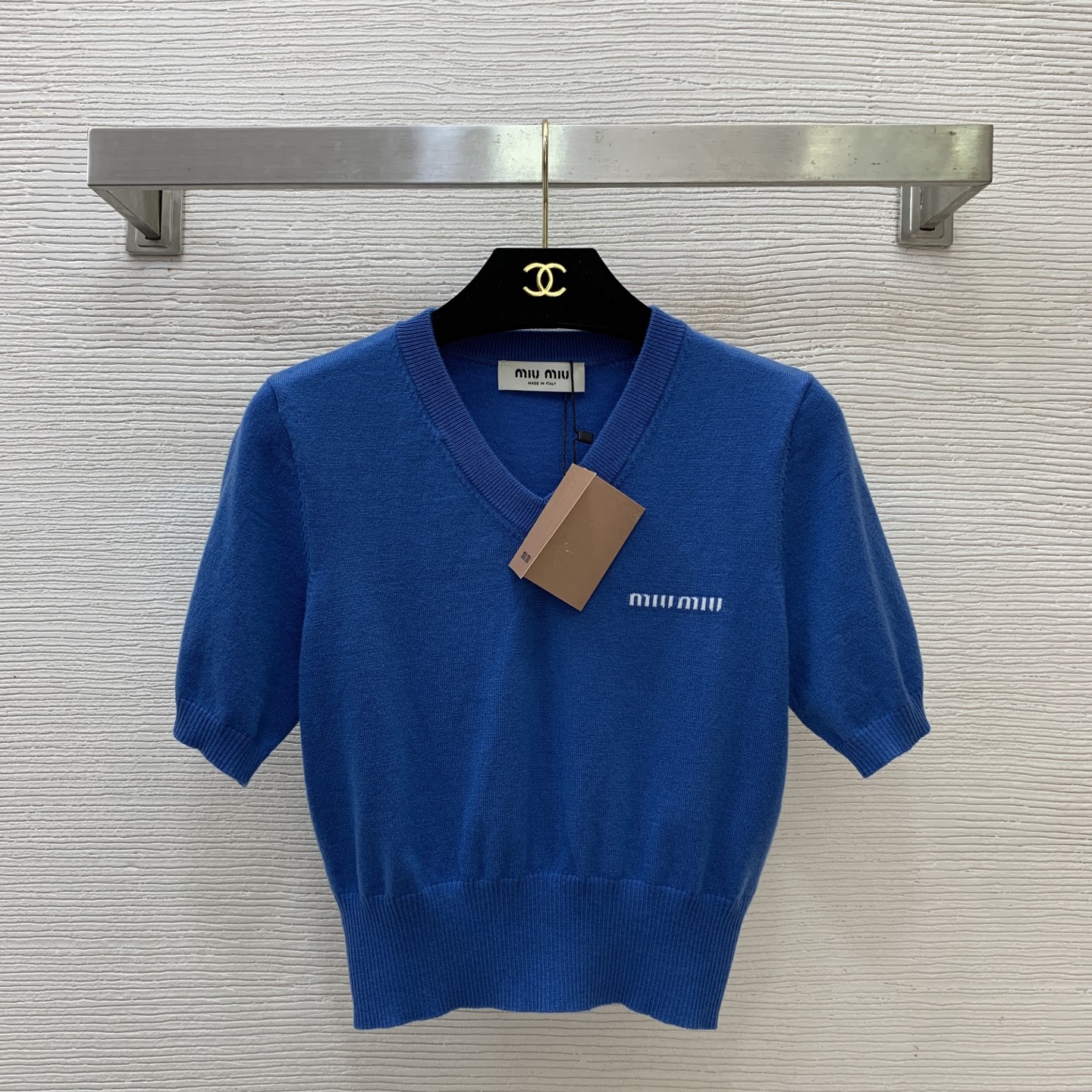 NO:842533,Model No. G26051438 MIUMI*U New high-end customized sheep wool yarn fabric, letter logo jacquard logo little hot girl short V-neck short-sleeved sweater top!  Blue, 36-38-40 (38 size bust 80, sleeve length 22, dress length 44),,miumiu,T-shirt,19860909款号G26051438 MIUMI*U缪家新款 高端定制绵羊毛纱线面料、字母logo提花徽标小辣妹短款V领短袖针织衫上衣！蓝色,36-38-40（38码胸围80,袖长22,衣长44）,,miumiu,T-shirt,,Women's clothing