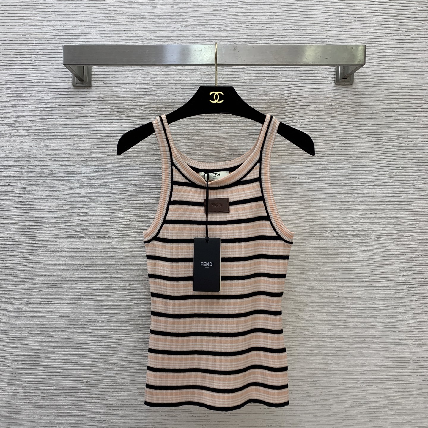 NO:826007,The girl of the highest version on the market inspects the goods, trims the three marks on the threads, pictures of the goods and takes videos. If you want quality and service, please add me on WeChat. We will not accept urgent orders. Model number G26051284 FEND*I. The girl of the new highest version on the market will inspect the goods, trim the three marks on the threads, show pictures of the goods and take videos. If you want quality and service, add me on WeChat and we will not accept urgent orders. High-end customized Tencel fabric with contrast striped leather letters logo, slim fit knitted vest camisole top!  Light green, light pink, 36-36-40 (38 size bust 66, length 55), Fendi-clothing, fendi, fendi,19860909市面最高版本小妹验货、修剪线头上三标、货可图及拍视频,要品质要服务的加我微信,不接急单.款号G26051284 FEND*I新市面最高版本小妹验货、修剪线头上三标、货可图及拍视频,要品质要服务的加我微信,不接急单.款 高端定制天丝面料撞色条纹皮革字母logo徽标修身显瘦针织背心吊带上衣！浅绿、浅粉、36-36-40（38码胸围66,衣长55）,芬迪-服装,fendi,fendi,,Women's clothing