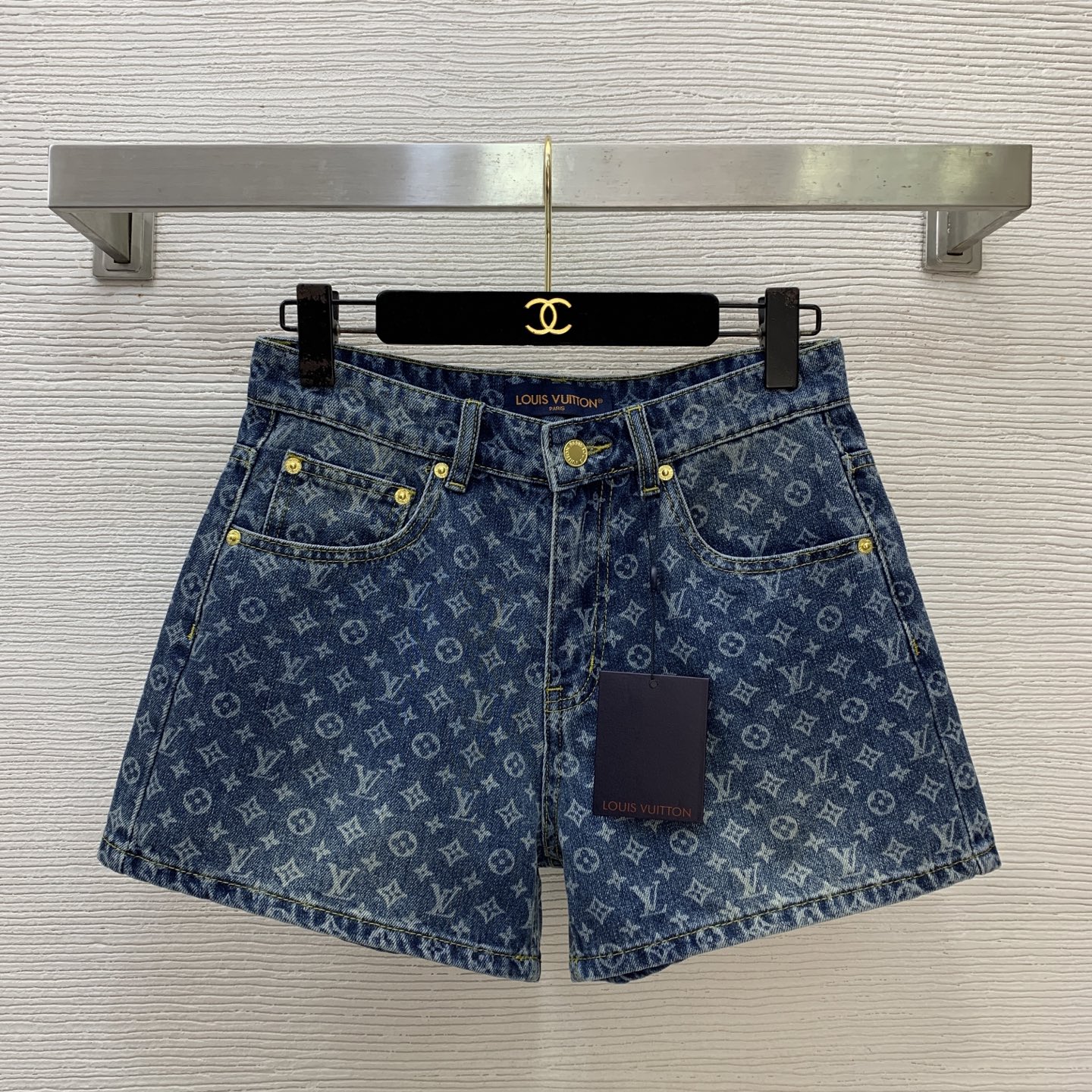 NO:829842,The girl of the highest version on the market will inspect the goods, trim the three marks on the threads, and ship the goods. If you want quality and service, add me on WeChat. We will not accept urgent orders. Model No. G26051887 LOUIS* Lujia LV New Highest version on the market. The girl will inspect the goods, trim the three marks on the threads, and ship the goods. You can send pictures and take videos of it. If you want quality and service, please add me on WeChat. We will not accept urgent orders.  High-end customized washed denim cotton, classic letter presbyopia print and logo engraved hardware accessories mid-high waist denim shorts!  (M size waist 72 non-elastic, hip 100, pants length 32),Louis Vuitton-clothing,louis vuitton,louis vuitton,louis vuitton,louis vuitton,louis vuitton,shorts,19860909市面最高版本小妹验货、修剪线头上三标、发货可发图及拍视频,要品质要服务的加我微信,不接急单.款号G26051887 LOUIS*驴家LV新市面最高版本小妹验货、修剪线头上三标、发货可发图及拍视频,要品质要服务的加我微信,不接急单.款 高端定制洗水牛仔棉、经典字母老花印花刻logo五金配件中高腰牛仔短裤！（M码腰围72无弹力,臀围100,裤长32）,路易威登-服装,louis vuitton,louis vuitton,louis vuitton,louis vuitton,louis vuitton,shorts,,Women's clothing