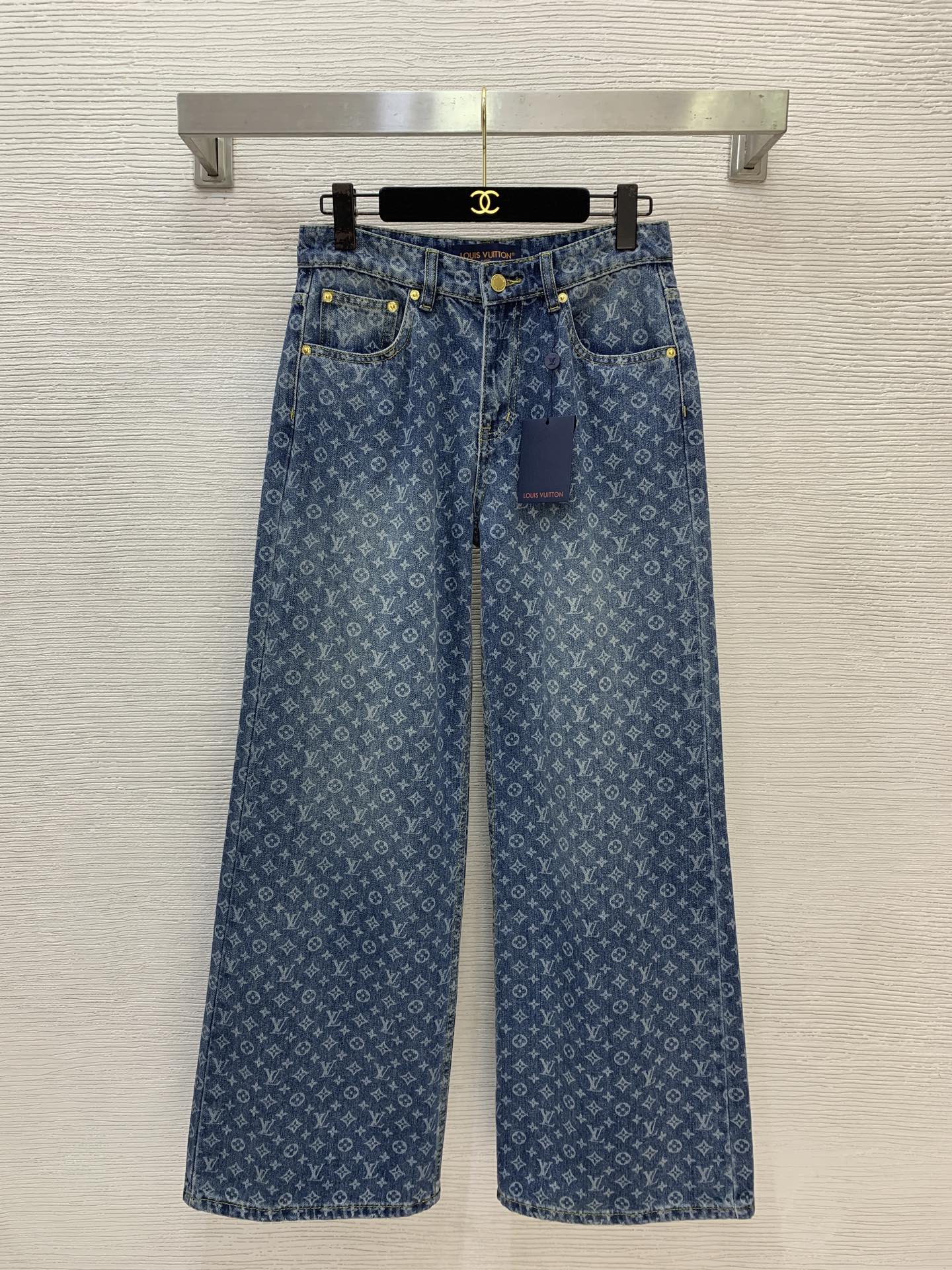 NO:829831,The girl of the highest version on the market will inspect the goods, trim the three marks on the threads, and ship the goods. If you want quality and service, add me on WeChat. We will not accept urgent orders. Model No. G26051880 LOUIS  High-end customized washed denim cotton, classic letter presbyopia print and engraved logo hardware accessories, mid-high waist wide-leg jeans and trousers!  (M size waist 72 non-elastic, hip 100, pants length 104),Louis Vuitton-clothing,louis vuitton,louis vuitton,louis vuitton,louis vuitton,louis vuitton,jeans,19860909市面最高版本小妹验货、修剪线头上三标、发货可发图及拍视频,要品质要服务的加我微信,不接急单.款号G26051880 LOUIS*驴家LV新市面最高版本小妹验货、修剪线头上三标、发货可发图及拍视频,要品质要服务的加我微信,不接急单.款 高端定制洗水牛仔棉、经典字母老花印花刻logo五金配件中高腰阔腿牛仔裤长裤！（M码腰围72无弹力,臀围100,裤长104）,路易威登-服装,louis vuitton,louis vuitton,louis vuitton,louis vuitton,louis vuitton,jeans,,Women's clothing