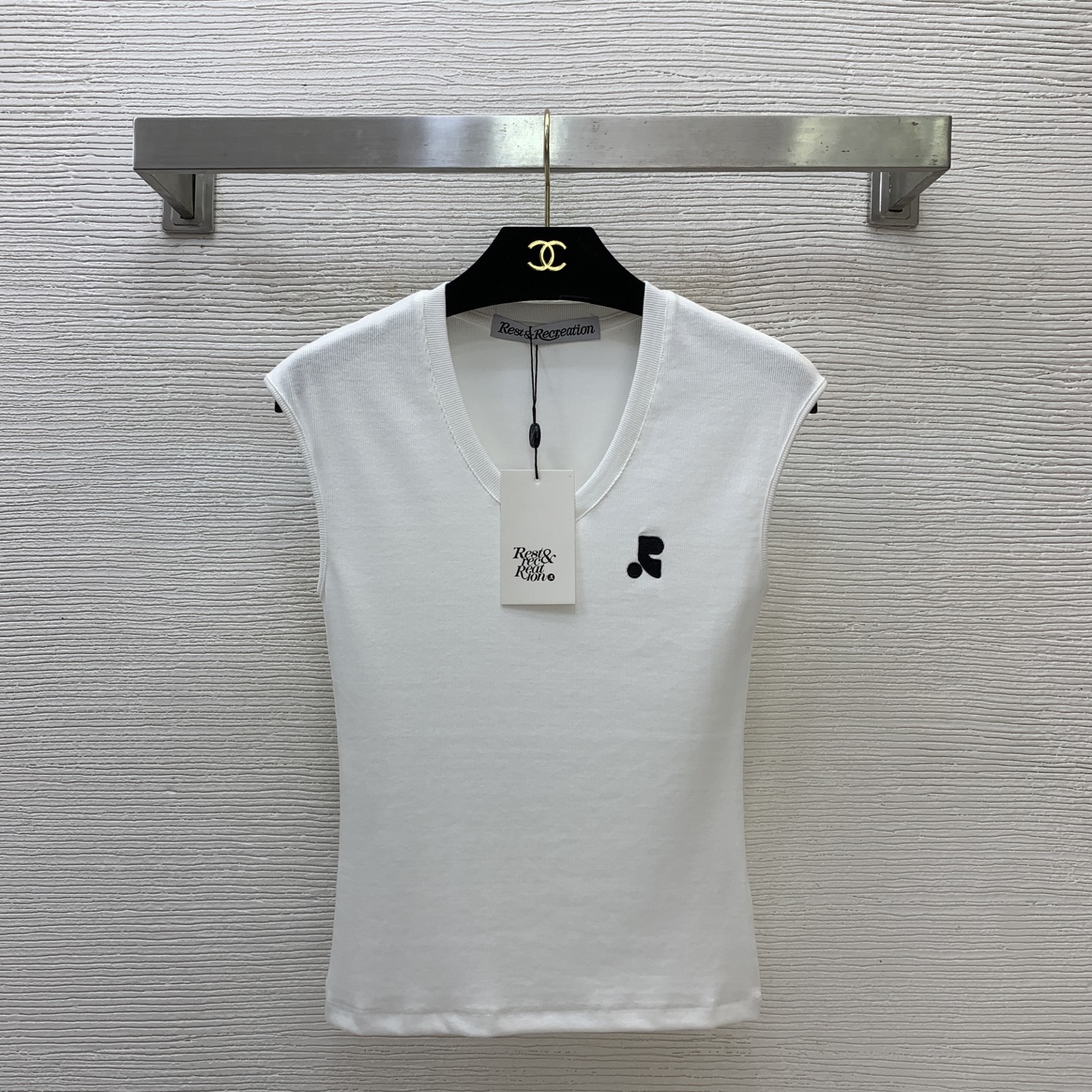 NO:841767,Model No. G26051474 Rest&Recreatio’s latest model, high-end threaded cotton fabric, embroidered badge decoration, slim fit, bagged shoulder sleeves vest top!  White, purple, sky blue, gray, (M size bust 68, raglan sleeve length 13, dress length 54),,19860909款号G26051474 Rest&Recreatio*新款 高端的螺纹棉面料、刺绣徽章装饰修身显瘦包肩袖背心上衣！白色、紫色、天蓝、灰色、（M码胸围68,连肩袖长13,衣长54）,,,Women's clothing