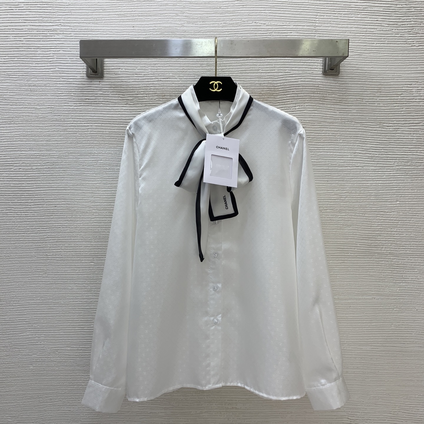 NO:842545,Model No. D26051686 CHANE*L new custom-made double C letter rhombus jacquard button placket stand collar long-sleeved loose versatile shirt black edge bow tie streamer!  White, (M size shoulder width 40, chest 104, sleeve length 61, dress length 67),,chanel,shirts,19860909款号D26051686 CHANE*L新款定制双C字母菱格纹提花系扣门襟立领长袖宽松百搭衬衫黑边领结飘带！白色,（M码肩宽40,胸围104,袖长61,衣长67）,,chanel,shirts,,Women's clothing