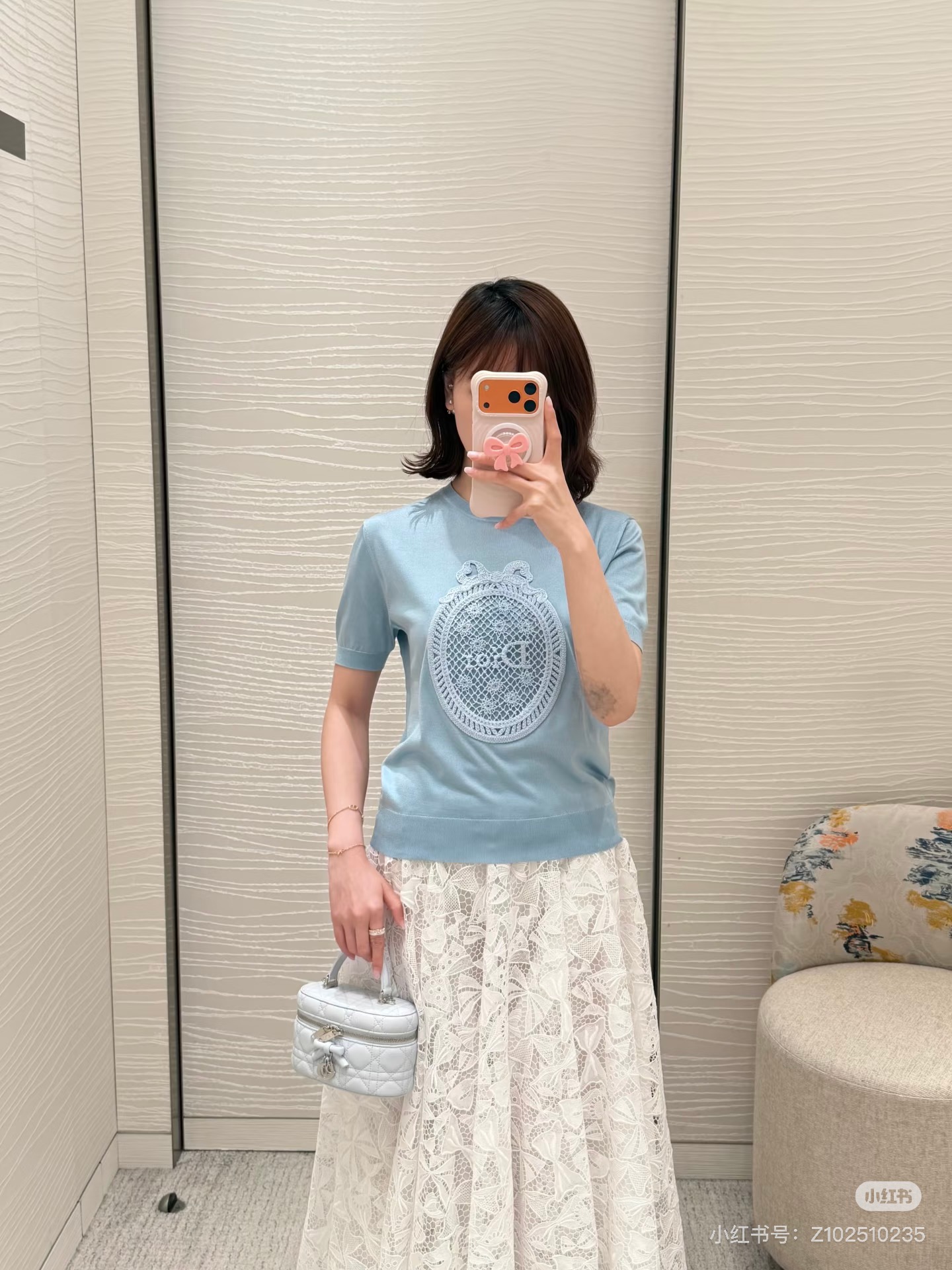 NO:824818,The girl with the highest version on the market will inspect the goods, trim the three marks on the threads, and ship the goods. If you want quality and service, please add me on WeChat. We will not accept urgent orders. Model No. G26051172 Dio* The highest version on the market. The girl will inspect the goods, trim the three marks on the threads, and ship the goods. You can send pictures and videos. If you want quality and service, please add me on WeChat. We will not accept urgent orders. High-end custom-made round neck pullover short-sleeved sweater top with grid letters logo oval patch on the chest!  Off-white, pink, white, (M size bust 84, sleeve length 24, dress length 57), Dior-clothing, dior, dior, T-shirt,19860909市面最高版本小妹验货、修剪线头上三标、发货可发图及拍视频,要品质要服务的加我微信,不接急单.款号G26051172 Dio*新市面最高版本小妹验货、修剪线头上三标、发货可发图及拍视频,要品质要服务的加我微信,不接急单.款 高端定制胸前网格字母logo椭圆贴布装饰圆领套头短袖针织衫上衣！米白色、粉色、白色、（M码胸围84,袖长24,衣长57）,迪奥-服装,dior,dior,T-shirt,,Women's clothing