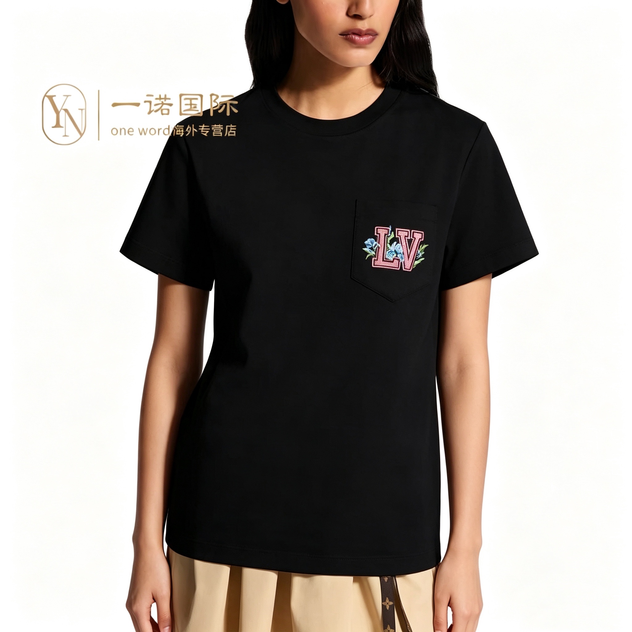 NO:826808,The highest version of the girl on the market inspects the goods, trims the three marks on the threads, pictures of the goods and takes videos. If you want quality and service, please add me on WeChat. We will not accept urgent orders. Model No. G26051254 LOUIS  High-end customized high-quality pure cotton fabric, loose and fashionable round neck short-sleeved T-shirt top with embroidered letter logo on the chest pocket!  Black, white, (M size shoulder width 42, chest 92, sleeve length 17, clothing length 61), Louis Vuitton-clothing,louis vuitton,louis vuitton,louis vuitton,louis vuitton,louis vuitton,T-shirt,tees,t-shirt,19860909市面最高版本小妹验货、修剪线头上三标、货可图及拍视频,要品质要服务的加我微信,不接急单.款号G26051254 LOUIS*驴家LV新市面最高版本小妹验货、修剪线头上三标、货可图及拍视频,要品质要服务的加我微信,不接急单.款 高端定制优质纯棉面料、胸前口袋刺绣字母logo徽标宽松时尚圆领短袖t恤上衣！黑色、白色、（M码肩宽42,胸围92,袖长17,衣长61）,路易威登-服装,louis vuitton,louis vuitton,louis vuitton,louis vuitton,louis vuitton,T-shirt,tees，t-shirt,,Women's clothing