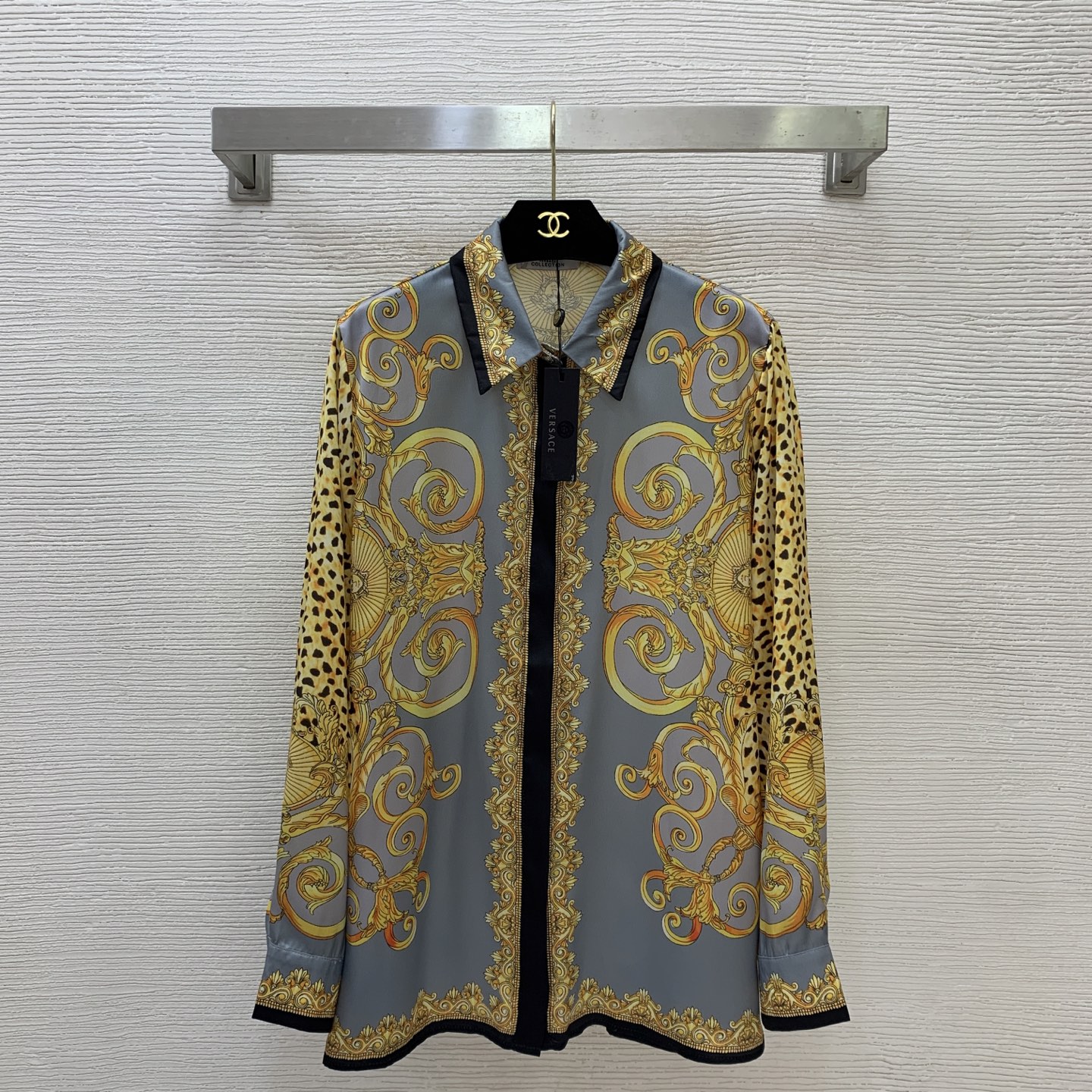 NO:842528,Model No. D26051375 VERSAC* new custom-made simulated silk twill heavy satin texture fabric, contrasting edge baroque leopard print loose and versatile buttoned long-sleeved shirt!  (M size shoulder width 40, chest 104, sleeve length 60, dress length 72),,versace,real silk,19860909款号D26051375 VERSAC*新款定制仿真丝斜纹稠缎质感面料、撞色边巴洛克豹纹印花宽松百搭系扣长袖衬衣！（M码肩宽40,胸围104,袖长60,衣长72）,,versace,real silk,,Women's clothing