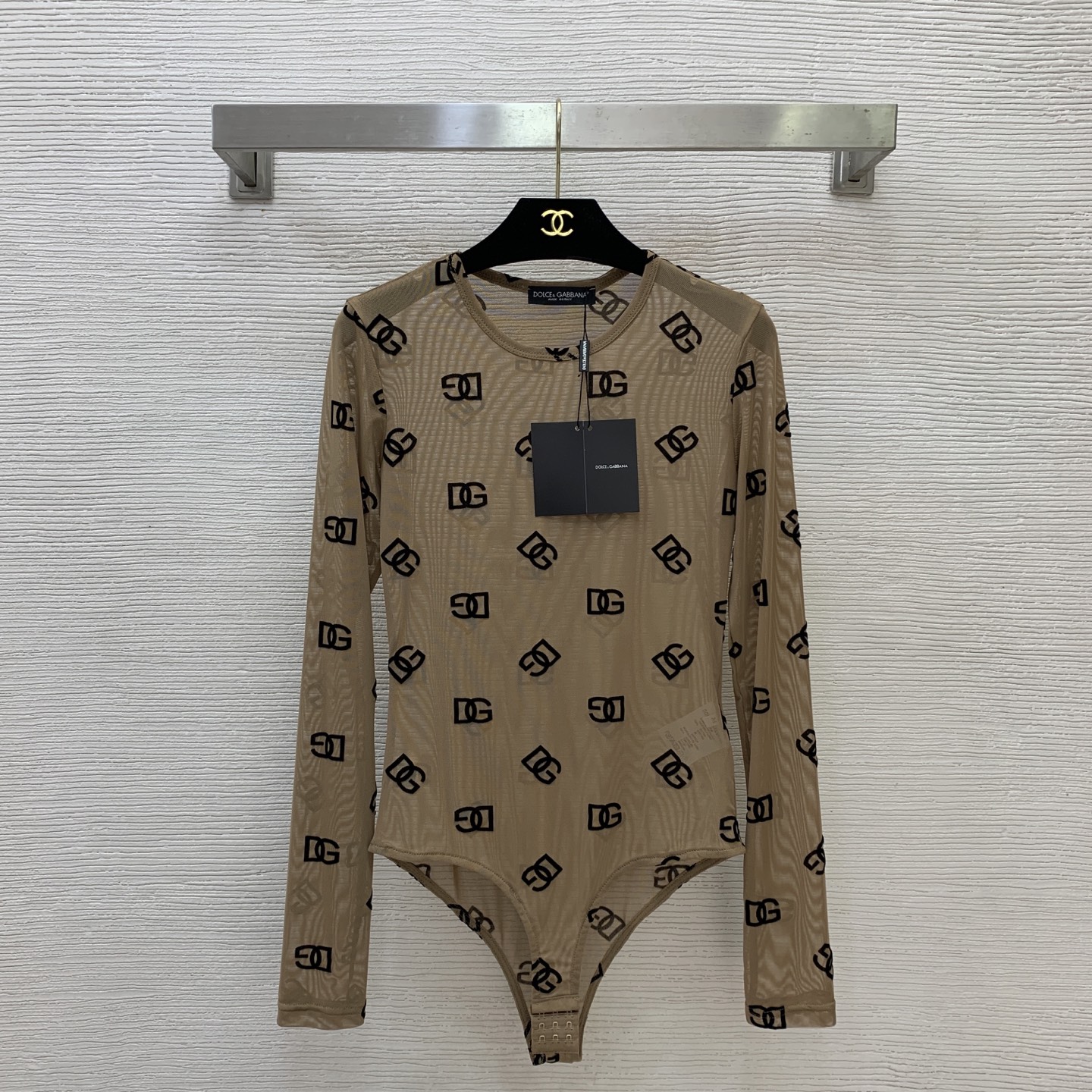 NO:828727,The highest version on the market, the girl inspects the goods, trims the three marks on the threads, pictures the goods and takes videos. If you want quality or service, please add me on WeChat. We will not accept urgent orders. Model No. D26051389  & Dolce & Gabbana DG* The latest version of the highest version on the market, the girl inspects the goods, trims the three marks on the threads, pictures of the goods and takes videos. If you want quality or service, add me on WeChat. We will not accept urgent orders. Customized flocking process letter logo see-through mesh top!  Black, brown, (M size bust 80, sleeve length 63, dress length 53), Dolce&Gabbana-clothing, Dolce&Gabbana,19860909市面最高版本小妹验货、修剪线头上三标、货可图及拍视频,要品质要服务的加我微信,不接急单.款号D26051389 &杜嘉班纳DG*新市面最高版本小妹验货、修剪线头上三标、货可图及拍视频,要品质要服务的加我微信,不接急单.款定制植绒工艺字母logo透视网纱修身显瘦圆领长袖紧身连体衣上衣！黑色、咖色、 （M码胸围80,袖长63,衣长53）,杜嘉班纳-服装,Dolce&Gabbana,,Women's clothing