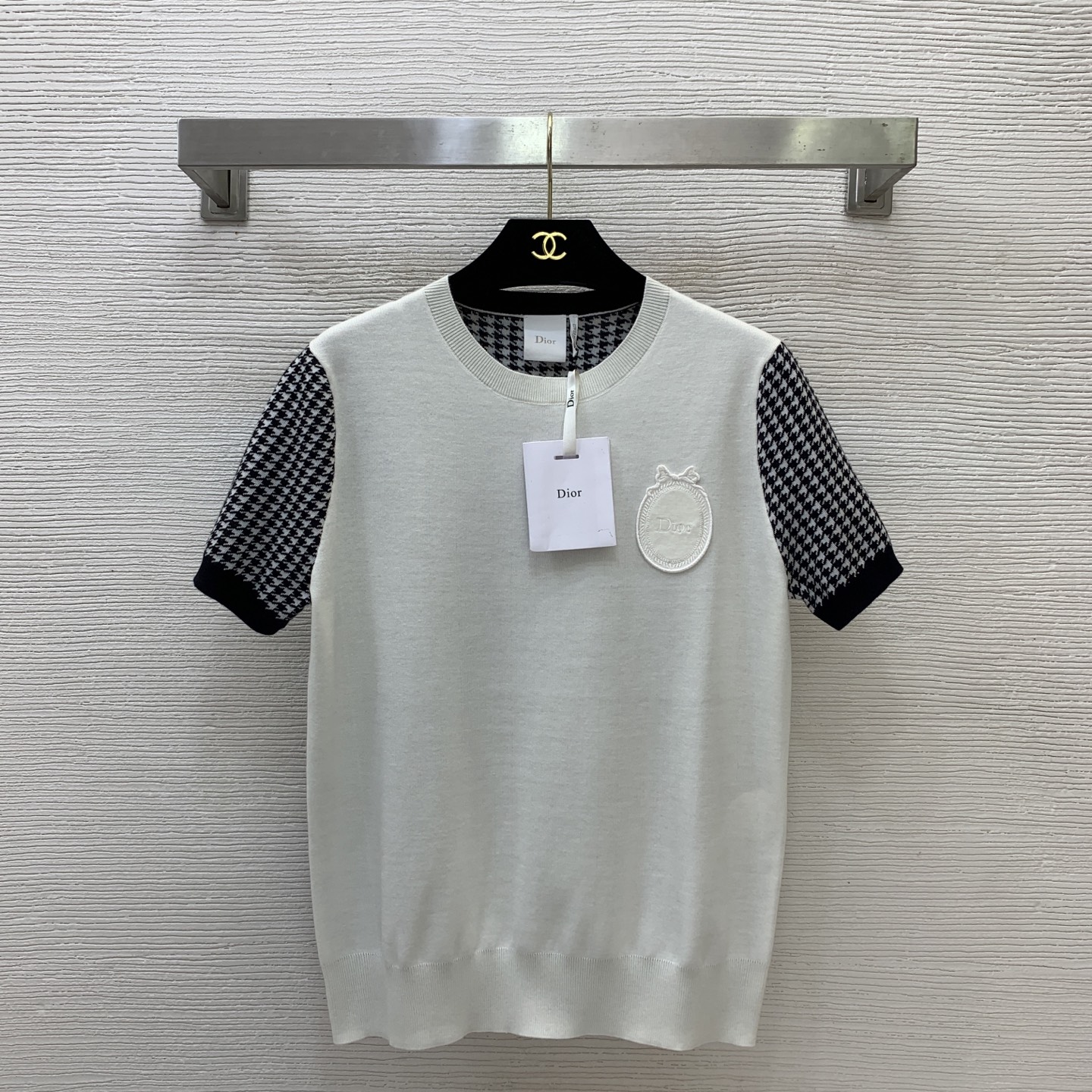 NO:842551,Model No. G260516828 Dio*’s new high-end customized sheep wool yarn fabric, houndstooth contrast stitching, round mirror logo letter logo on the chest, round neck pullover short-sleeved sweater top!  36-38-40 (size 38, shoulder width 38, bust 92, sleeve length 20, dress length 61),, dior, T-shirt,19860909款号G260516828 Dio*新款高端定制绵羊毛纱线面料、千鸟格撞色拼接胸前圆镜logo字母徽标圆领套头短袖针织衫上衣！36-38-40（38码肩宽38,胸围92,袖长20,衣长61）,,dior,T-shirt,,Women's clothing