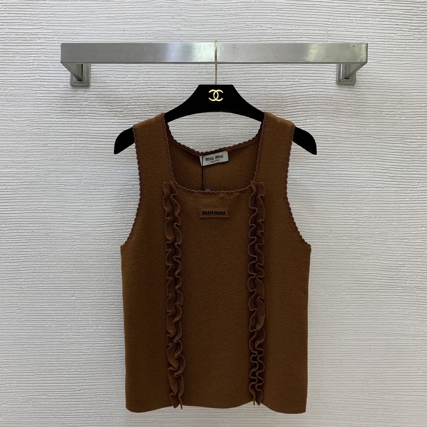 NO:842540,Style No. G26051624 MiuMi*Miaojia’s new high-end customized sheep wool yarn fabric is soft and skin-friendly!  Slim-fitting square-neck knitted vest top with letter logo on the chest and wavy edge stitching!  Brown, olive green, 36-38-40 (38 size bust 78, length 56),,miumiu,19860909款号G26051624 MiuMi*缪家新款高端定制绵羊毛纱线面料柔软亲肤！胸前字母logo徽标木耳边拼接波浪边修身显瘦方领针织背心上衣！棕色、橄榄绿、36-38-40（38码胸围78,衣长56）,,miumiu,,Women's clothing