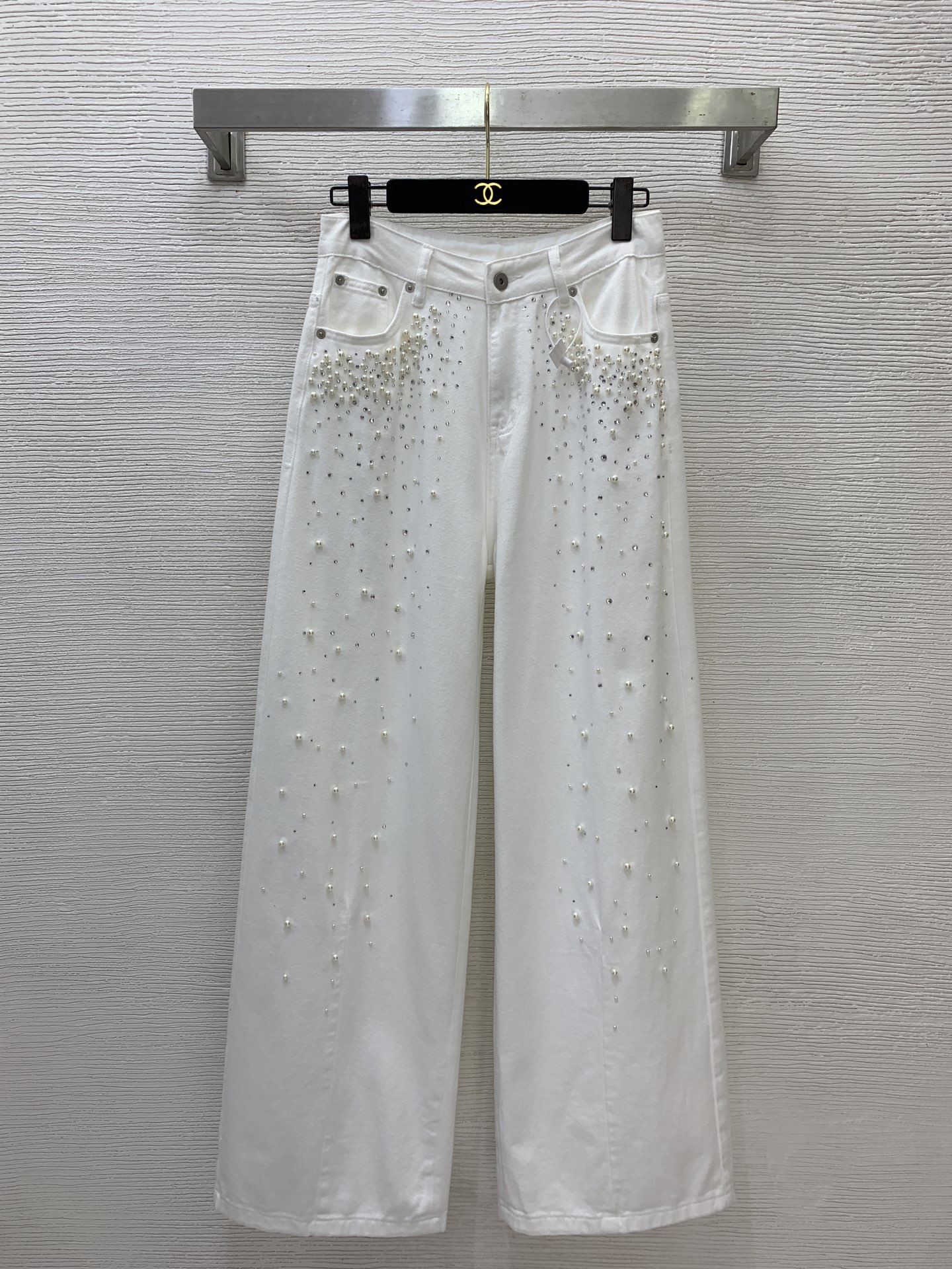 NO:828685,The highest version on the market, the girl will inspect the goods, trim the three marks on the threads, and ship the goods. You can post pictures and take videos. If you want quality or service, please add me on WeChat. We will not accept urgent orders. Model No. G26051684 ANN  ANDELMA* The latest and highest version on the market, the girl will inspect the goods, trim the three marks on the threads, and send pictures and videos before delivery. If you want quality or service, please add me on WeChat. We will not accept urgent orders. High-end customized washed denim fabric, heavy-duty high-temperature hot stamping, diamond studs, pearl decoration, hip pockets, letter logo embroidery logo, stylish and stylish loose wide-leg jeans!  White, (M size waist 72, hip 102, pants length 111) This is the highest version on the market. The girl inspects the goods, trims the three marks on the threads, and sends pictures and videos before delivery. If you want quality and service, please add me on WeChat. I will not accept urgent orders. Model without tags, women's clothing, jeans,19860909市面最高版本小妹验货、修剪线头上三标、发货可发图及拍视频,要品质要服务的加我微信,不接急单.款号G26051684 ANN ANDELMA*新市面最高版本小妹验货、修剪线头上三标、发货可发图及拍视频,要品质要服务的加我微信,不接急单.款高端定制洗水牛仔面料、重工高温烫钻钉珍珠装饰后臀口袋字母logo刺绣徽标气质时尚宽松阔腿牛仔裤！白色,（M码腰围72,臀围102,裤长111）此市面最高版本小妹验货、修剪线头上三标、发货可发图及拍视频,要品质要服务的加我微信,不接急单.款无吊牌领标,女装,jeans,,Women's clothing