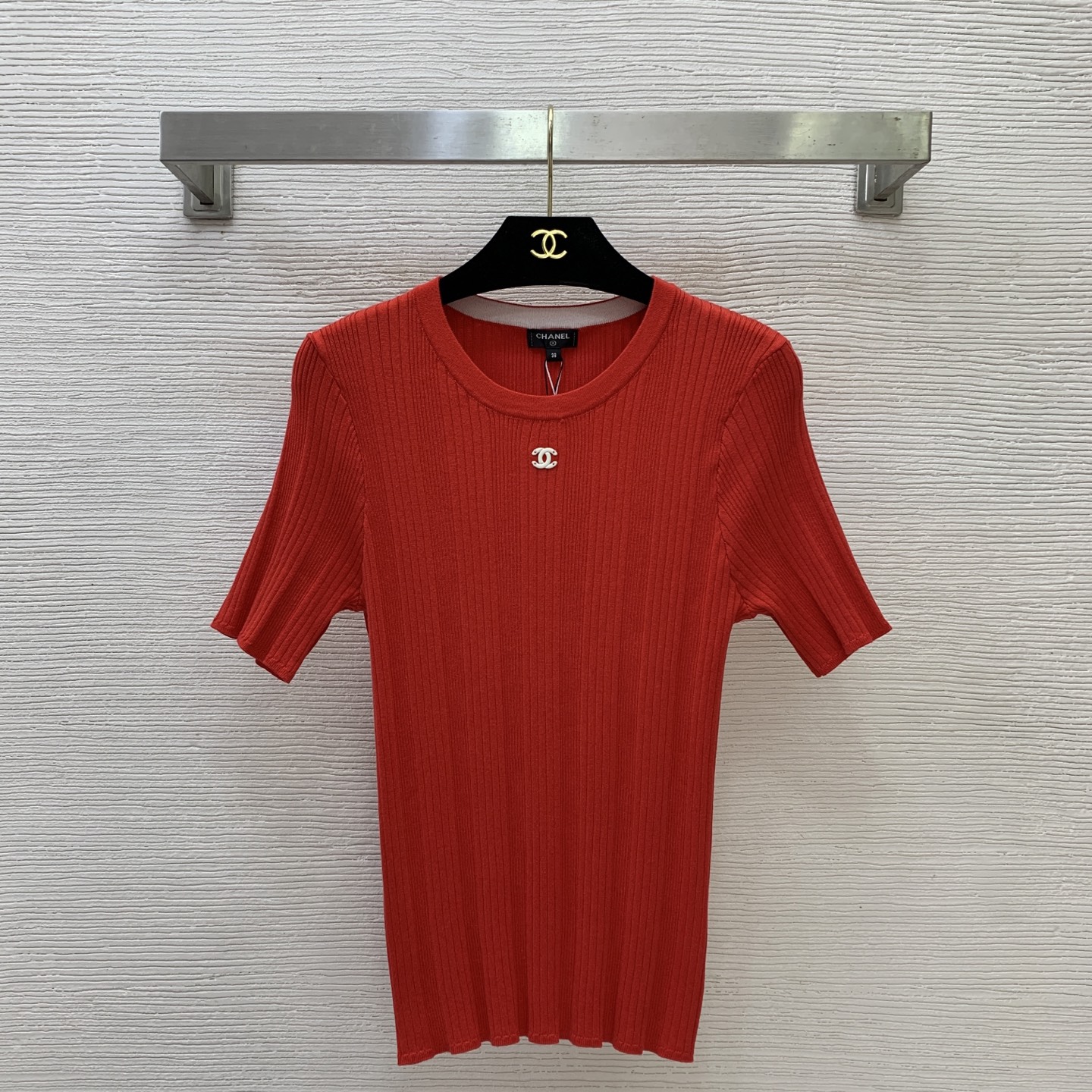NO:844841,Style No. G26051976 CHANEL's new high-end customized chest double C accessories logo pit stripe slimming short-sleeved sweater top!  Black, orange, 36-38-40 (38 size bust 66, sleeve length 23, dress length 59),,chanel,T-shirt,19860909款号G26051976 CHANEL新款高端定制 胸前双C配件徽标坑条纹修身显瘦短袖针织衫上衣！黑色、橘红色、36-38-40（38码胸围66,袖长23,衣长59）,,chanel,T-shirt,,Women's clothing