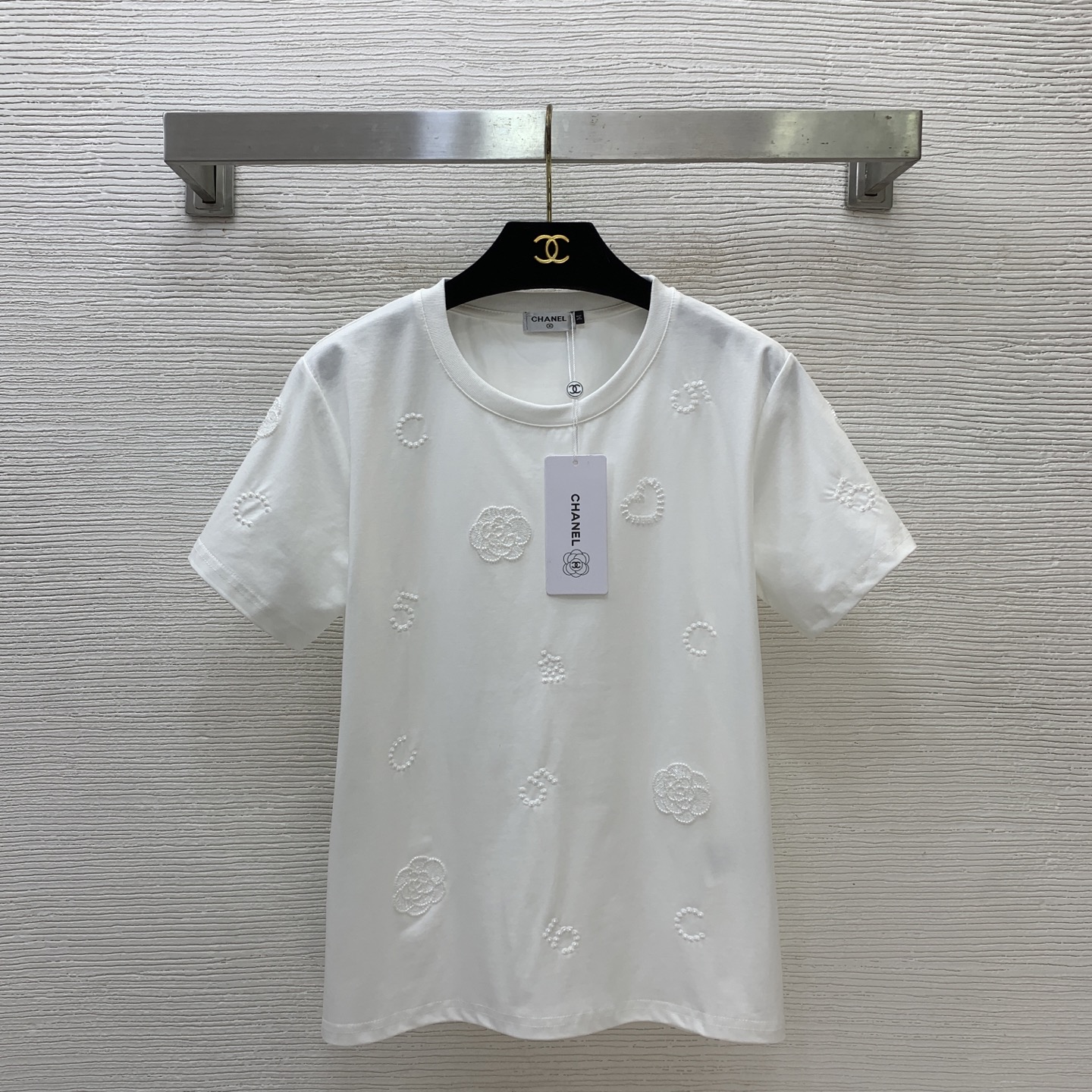 NO:828651,The girl of the highest version on the market inspects the goods, trims the three marks on the threads, pictures of the goods and takes videos. If you want quality and service, please add me on WeChat. We will not accept urgent orders. Model No. D26051673 CHANE*L. The girl of the new highest version on the market will inspect the goods, trim the three marks on the threads, show pictures of the goods and take videos. If you want quality and service, add me on WeChat and we will not accept urgent orders. Xiaoxiang has customized number 5 camellia sequin embroidery, elegant and fashionable round neck short-sleeved T-shirt top!  White, (M size shoulder width 40, chest 94, sleeve length 17, dress length 58), Chanel-clothing, chanel, chanel, T-shirt, tees, t-shirt,19860909市面最高版本小妹验货、修剪线头上三标、货可图及拍视频,要品质要服务的加我微信,不接急单.款号D26051673 CHANE*L新市面最高版本小妹验货、修剪线头上三标、货可图及拍视频,要品质要服务的加我微信,不接急单.款小香定制数字5山茶花珠片绣花气质时尚圆领短袖t恤上衣！白色,（M码肩宽40,胸围94,袖长17,衣长58）,香奈儿-服装,chanel,chanel,T-shirt,tees，t-shirt,,Women's clothing