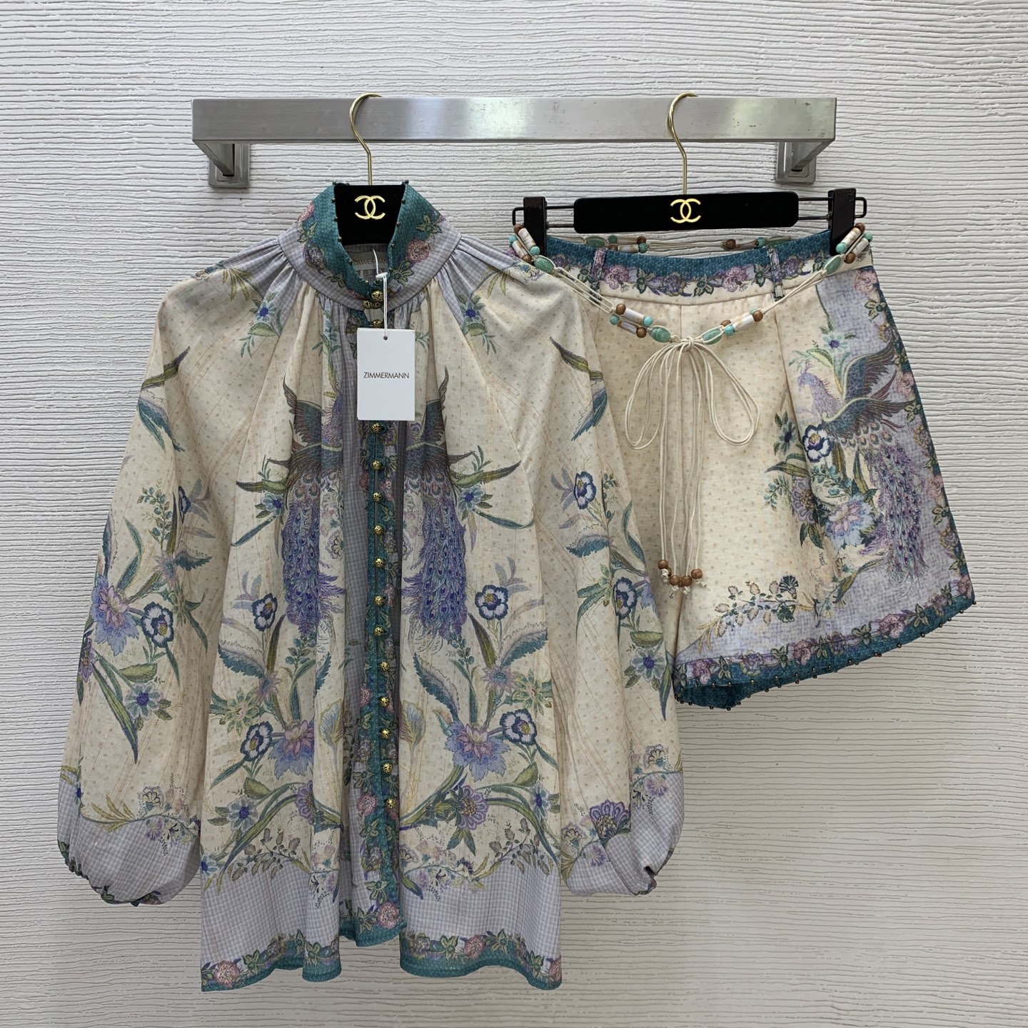 NO:844788,Style No. G26051815 ZIMMERMA*N ZIMMERMA Australian brand high-end customized phoenix flower totem print temperament and fashionable two-piece suit!  Gold blended bronze button placket, loose stand-up collar, lantern sleeve shirt, high-waisted pleated wide-leg linen cotton shorts with bohemian belt!  1.2.3.4/SMLXL (size 2 bust 118, raglan sleeve length 62, dress length 68; waist 66, pants length 38),,shorts,19860909款号G26051815 ZIMMERMA*N兹默曼澳洲品牌 高端定制凤凰花朵图腾印花气质时尚两件套装！金丝混纺古铜纽扣门襟宽松立领灯笼袖衬衣高腰压褶阔腿亚麻棉短裤配波西米亚腰带！1.2.3.4/SMLXL（2码胸围118,连肩袖长62,衣长68；腰围66,裤长38）,,shorts,,Women's clothing