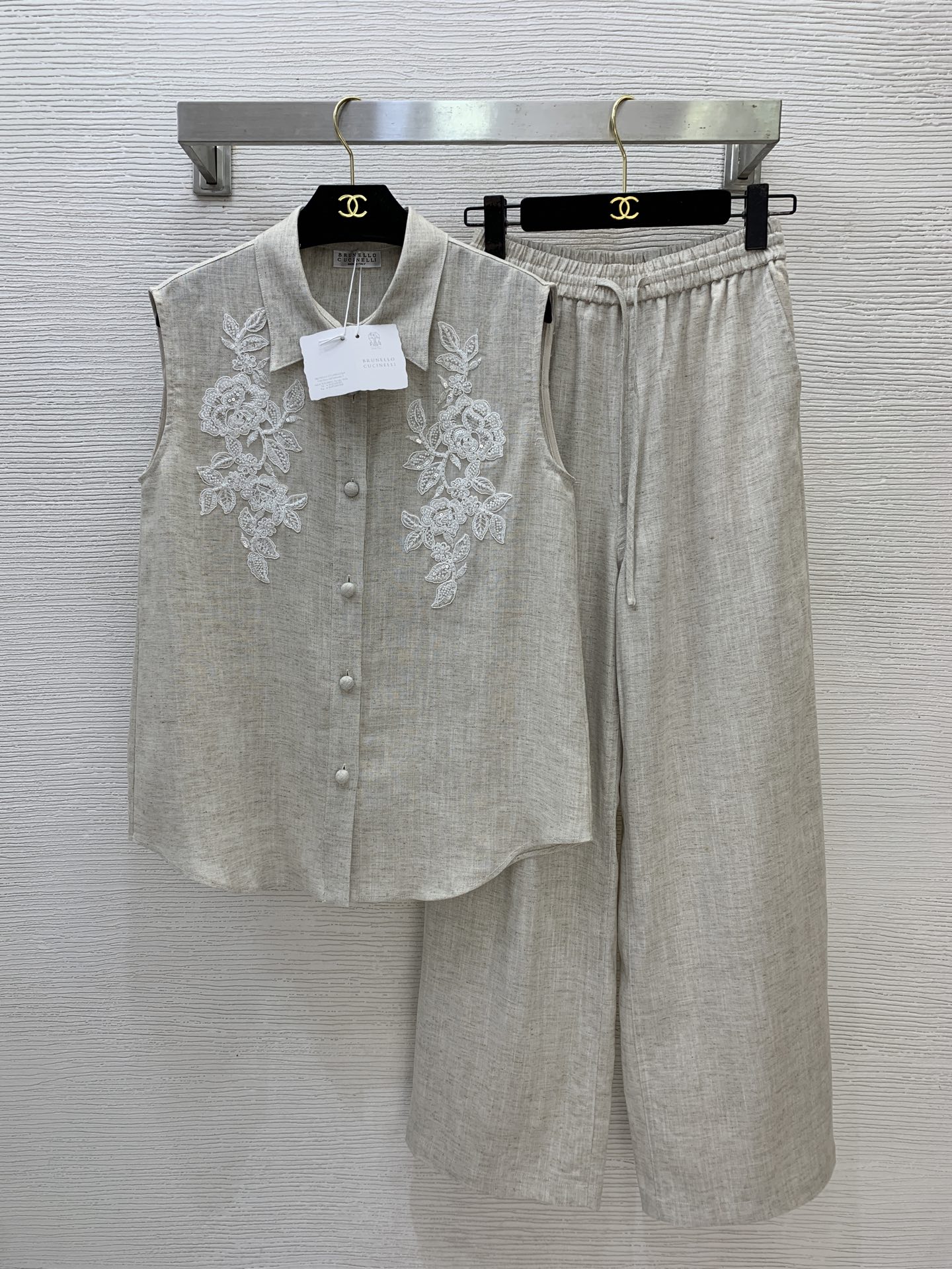 NO:855840,Model No. G26052287 Brunel*o Cucinel*i new BC family new high-end customized Tencel linen blended fabric, heavy sequin embroidery button placket lapel loose sleeveless top elastic waist wide leg trousers!  (S size shoulder width 40, bust 94, mid-back length 68; waist 60 to 80 elastic, hip 98, pants length 102),, brunello cucinelli, chanel,19860909款号G26052287 Brunel*o Cucinel*i新款BC家新款高端定制天丝亚麻混纺面料、重工珠片绣花系扣门襟翻领宽松无袖上衣松紧腰阔腿裤长裤！ （S码肩宽40,胸围94,后中长68；腰围60～80松紧弹力,臀围98,裤长102）,,brunello cucinelli,chanel,,Women's clothing
