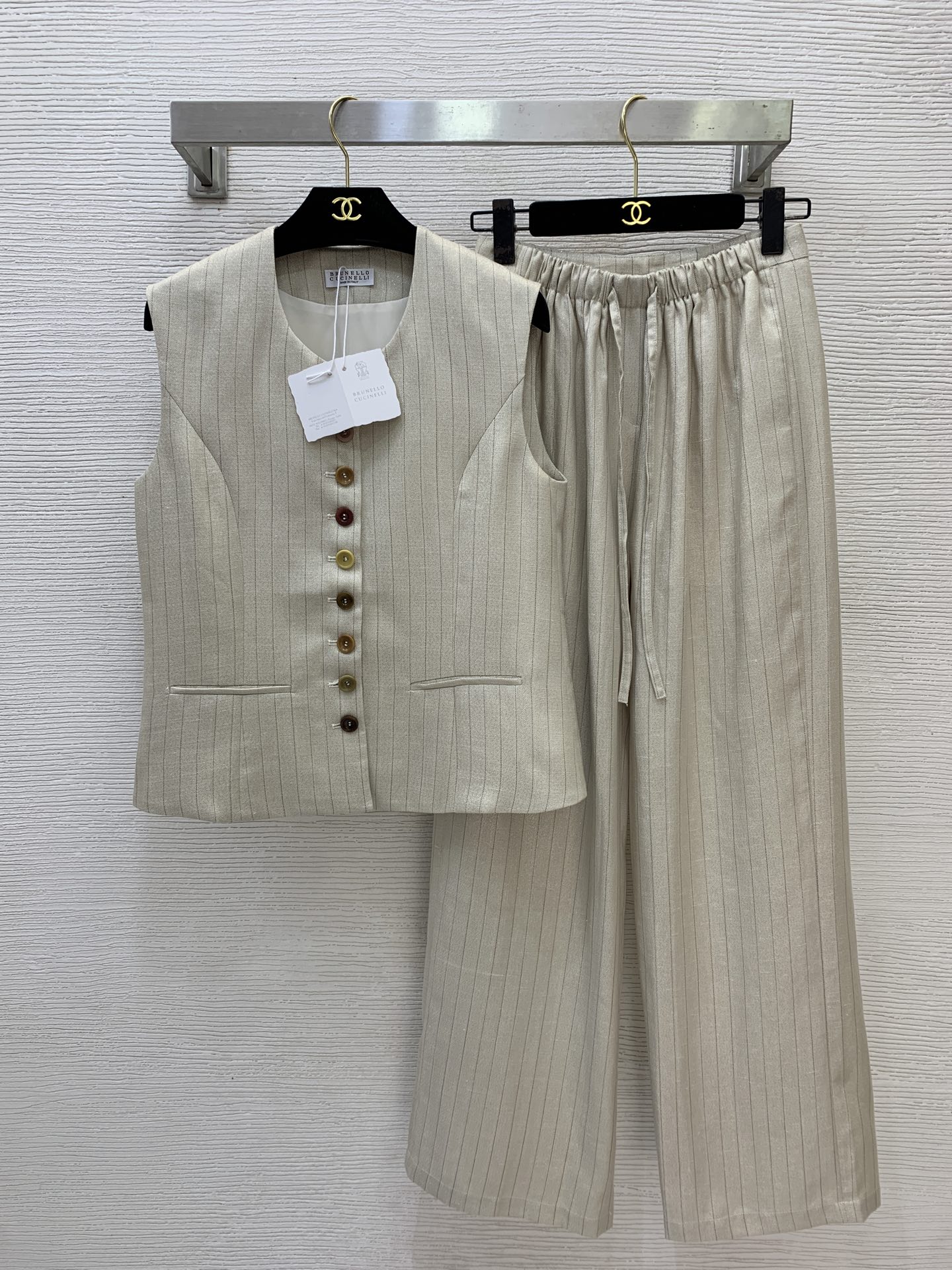 NO:844061,Style number G26051843 Brunel*o Cucinel*i new BC family new high-end customized ice silk linen fine glitter fabric is breathable and comfortable!  Temperamental and fashionable striped two-piece suit!  Multi-color button placket slimming sleeveless vest top with pockets on both sides and drawstring waist, loose wide-leg trousers!  (S size shoulder width 38, bust 88, length 57; waist 66 to 80 elastic, hip 96, pants length 101),, brunello cucinelli, chanel,19860909款号G26051843 Brunel*o Cucinel*i新款BC家新款 高端定制冰丝亚麻细闪面料透气舒适！气质时尚条纹两件套装！多色纽扣门襟修身显瘦无袖马甲上衣两侧插口袋抽绳缩腰宽松阔腿裤长裤！ （S码肩宽38,胸围88,衣长57；腰围66～80松紧弹力,臀围96,裤长101）,,brunello cucinelli,chanel,,Women's clothing