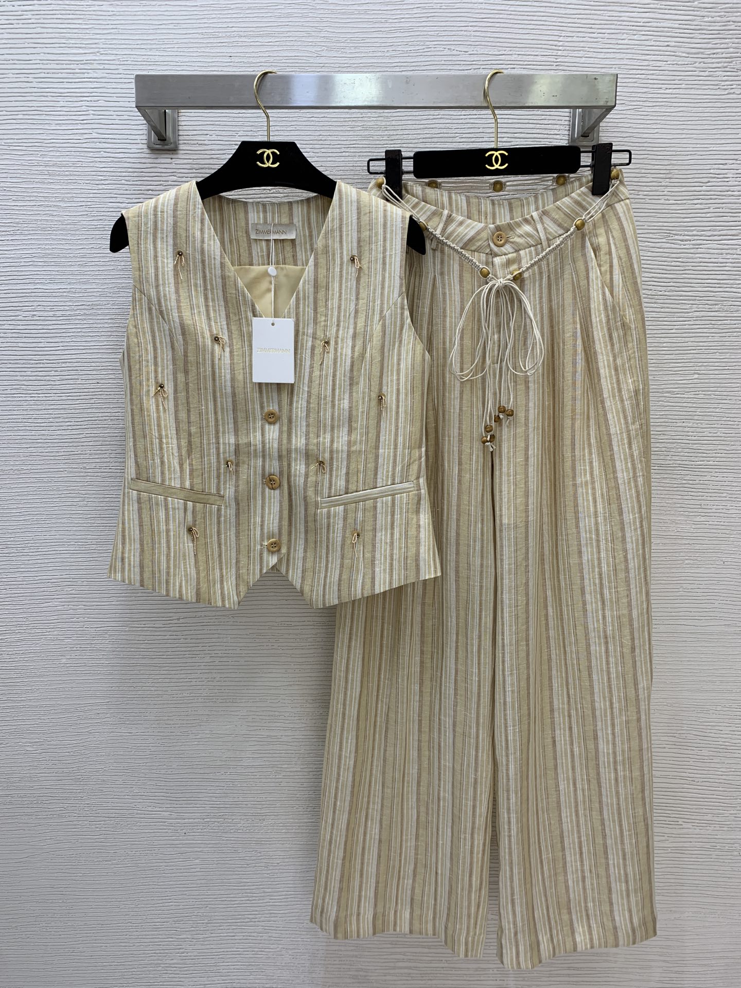 NO:844806,Style number G26051938 ZIMMERMA*N Zimmerman Australian brand high-end customized linen fabric is breathable and comfortable!  Fashionable and casual two-piece suit with contrasting vertical stripes!  Slim-fitting V-neck vest decorated with sequins, buttoned zipper fly, high-waisted wide-leg pants, trousers belt can be tied to the top or waistband!  (S size bust 84, back center length 48, waist 66, hips 100, pants length 102),,19860909款号G26051938 ZIMMERMA*N兹默曼澳洲品牌 高端定制亚麻面料透气舒适！撞色竖条纹时尚休闲两件套装！珠片装饰修身显瘦V领马甲上衣系扣拉链门襟高腰阔腿裤长裤腰带可绑上衣也可绑裤腰上！ （S码胸围84,后中长48,腰围66,臀围100,裤长102）,,,Women's clothing