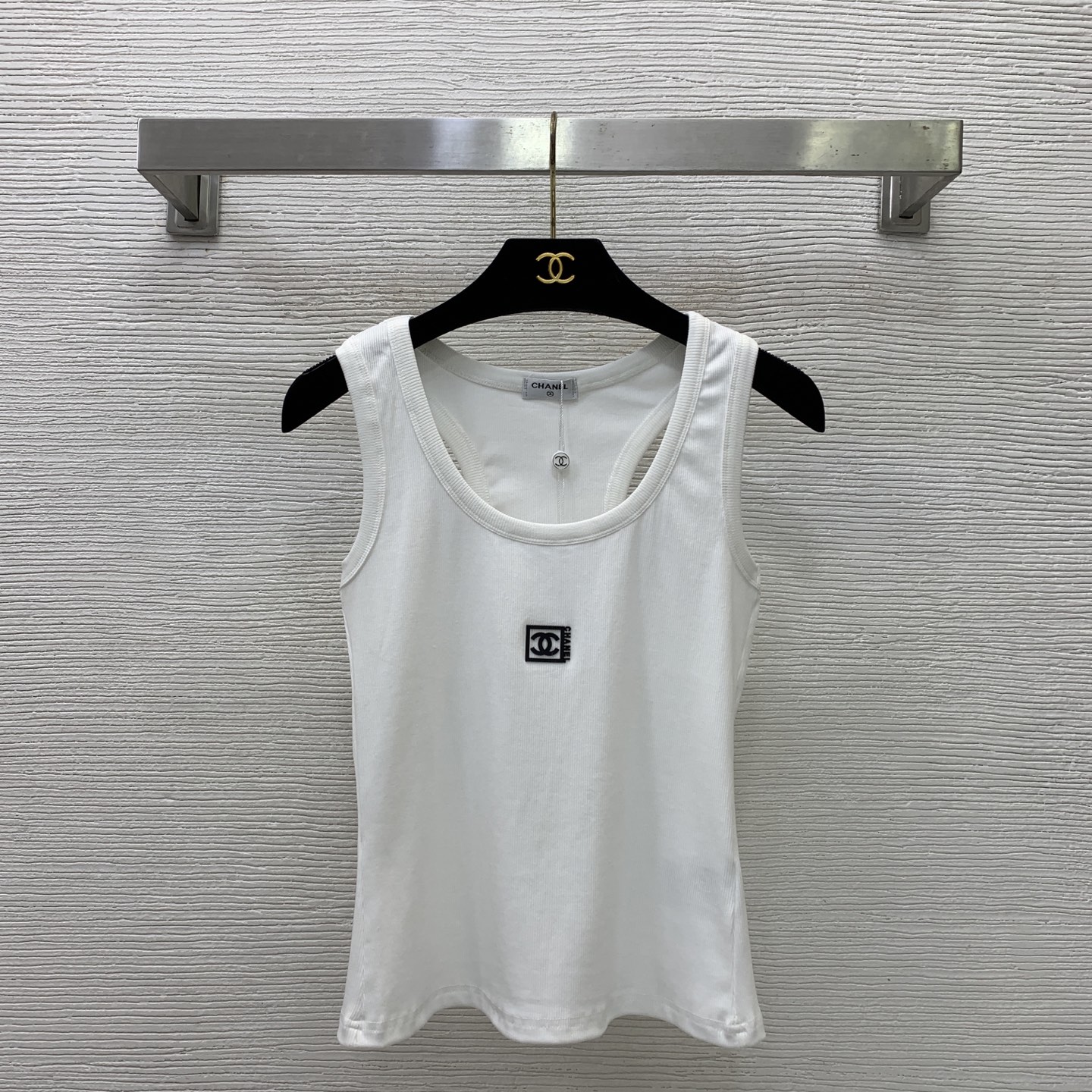 NO:857455,Model No. D26052245 CHANE*L new custom-made antique-style double C letter logo silicone badge decoration slim fit ribbed cotton sleeveless vest top!  Pink/black/white/fluorescent yellow, one size fits all (chest 66, length 50),,chanel,19860909款号D26052245 CHANE*L新款定制小香中古风双C字母logo硅胶徽章装饰修身显瘦螺纹棉无袖背心上衣！粉/黑/白/荧光黄、均码（胸围66,衣长50）,,chanel,,Women's clothing