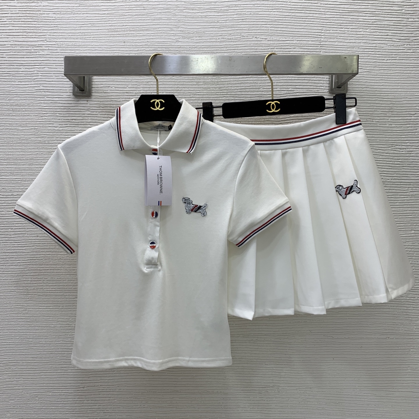 NO:852718,The highest version on the market, the little girl will inspect the goods, trim the three marks on the threads, and ship the goods. If you want quality and service, please add me on WeChat. We will not accept urgent orders. Model No. D26052168 THOM BROWN* The latest version of the highest version on the market, the little girl will inspect the goods, trim the three marks on the threads, and ship the goods. If you want quality and service, please add me on WeChat, but we will not accept urgent orders. TB customized collegiate-style contrast striped edge puppy age-reducing fashion suit!  Three-color buttoned half- placket Polo collar short-sleeved slim top pleated skirt high-waisted skirt!  Black, white, (M size shoulder width 37, bust 76, sleeve length 15, dress length 49; waist 66, skirt length 38), Thom Browne-clothing,thom browne,skirts,T-shirt,19860909市面最高版本小妹验货、修剪线头上三标、发货可发图及拍视频,要品质要服务的加我微信,不接急单.款号D26052168 THOM BROWN*新市面最高版本小妹验货、修剪线头上三标、发货可发图及拍视频,要品质要服务的加我微信,不接急单.款TB定制学院风撞色条纹边小狗狗减龄时尚套装！三色纽扣半开襟Polo领短袖修身上衣压褶裙摆高腰短裙半身裙！黑色、白色、（M码肩宽37,胸围76,袖长15,衣长49；腰围66,裙长38）,汤姆布朗-服装,thom browne,skirts,T-shirt,,Women's clothing