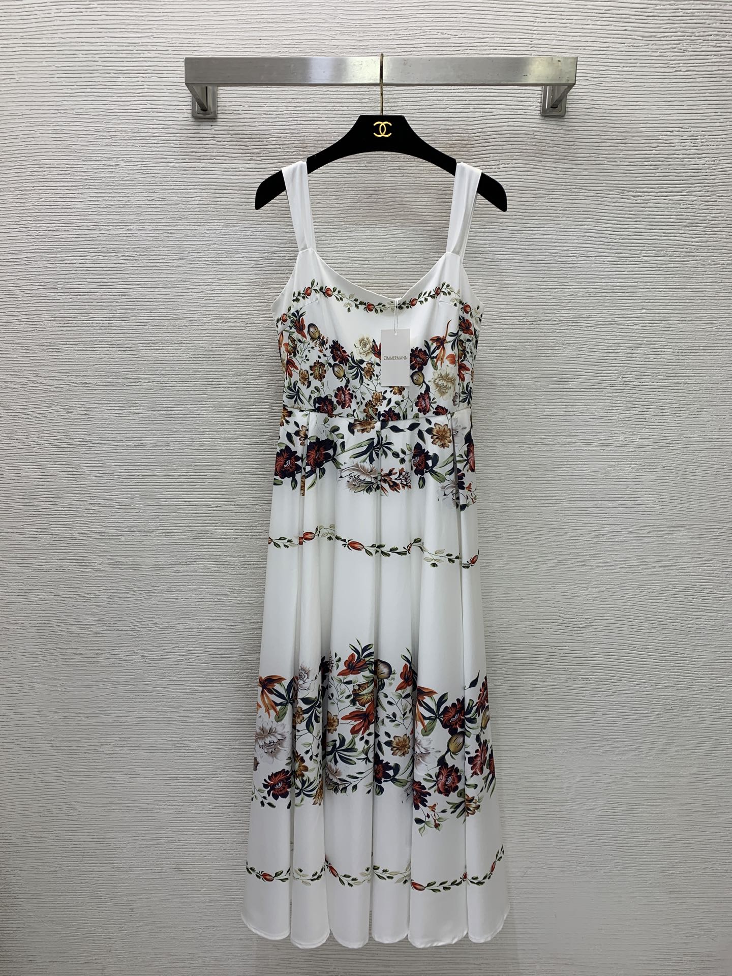 NO:855856,Model No. D26052257 ZIMMERMA*N Australian brand ZIMMERMA custom-made flower branch pattern printed pleated large skirt waist slimming suspender dress!  Black, white, (M size bust 86, waist 74, skirt length 126),,skirts,19860909款号D26052257 ZIMMERMA*N 兹默曼澳洲品牌定制花枝图案印花压褶大裙摆收腰显瘦吊带连衣裙！黑色、白色、 （M码胸围86,腰围74,裙长126）,,skirts,,Women's clothing
