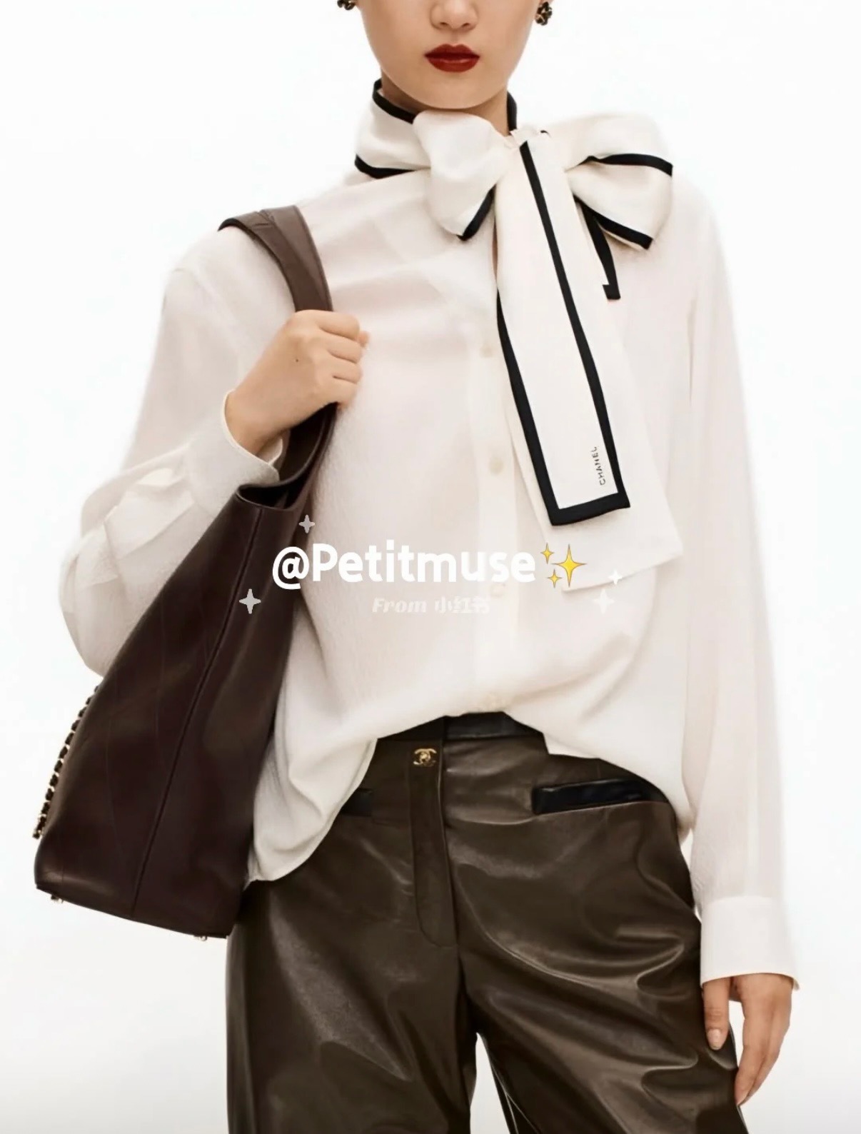 NO:828736,The highest version on the market, the girl inspects the goods, trims the three marks on the threads, pictures the goods and takes videos. If you want quality or service, please add me on WeChat. We will not accept urgent orders. Model No. D26051686  CHANE*L's new and highest version on the market, the girl inspects the goods, trims the three marks on the threads, pictures of the goods and takes videos. If you want quality or service, please add me on WeChat. We do not accept urgent orders. Customized double C letter rhombus jacquard button placket, stand collar, long sleeves, loose and versatile shirt with black edge, tie and ribbon!  White, (shoulder width M size 40, bust 104, sleeve length 61, dress length 67), Chanel-clothing, chanel, chanel, shirts,19860909市面最高版本小妹验货、修剪线头上三标、货可图及拍视频,要品质要服务的加我微信,不接急单.款号D26051686 CHANE*L新市面最高版本小妹验货、修剪线头上三标、货可图及拍视频,要品质要服务的加我微信,不接急单.款定制双C字母菱格纹提花系扣门襟立领长袖宽松百搭衬衫黑边领结飘带！白色,（M码肩宽40,胸围104,袖长61,衣长67）,香奈儿-服装,chanel,chanel,shirts,,Women's clothing