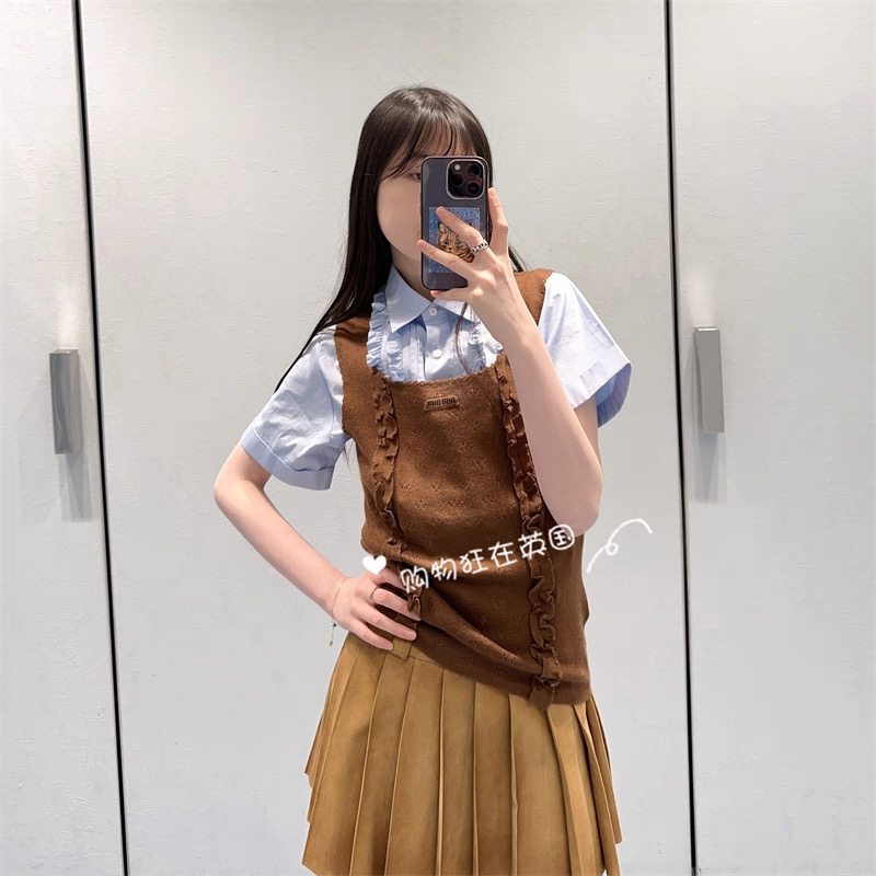 NO:828693,The highest version of the girl on the market inspects the goods, trims the three marks on the threads, pictures of the goods and takes videos. If you want quality and service, please add me on WeChat. We will not accept urgent orders. Model No. G26051624 MiuMi  Slim-fitting square-neck knitted vest top with letter logo on the chest and wavy edge stitching!  Brown, olive green, 36-38-40 (38 size bust 78, length 56), Miu Miu-clothing, miumiu,19860909市面最高版本小妹验货、修剪线头上三标、货可图及拍视频,要品质要服务的加我微信,不接急单.款号G26051624 MiuMi*缪家新市面最高版本小妹验货、修剪线头上三标、货可图及拍视频,要品质要服务的加我微信,不接急单.款高端定制绵羊毛纱线面料柔软亲肤！胸前字母logo徽标木耳边拼接波浪边修身显瘦方领针织背心上衣！棕色、橄榄绿、36-38-40（38码胸围78,衣长56）,缪缪-服装,miumiu,,Women's clothing