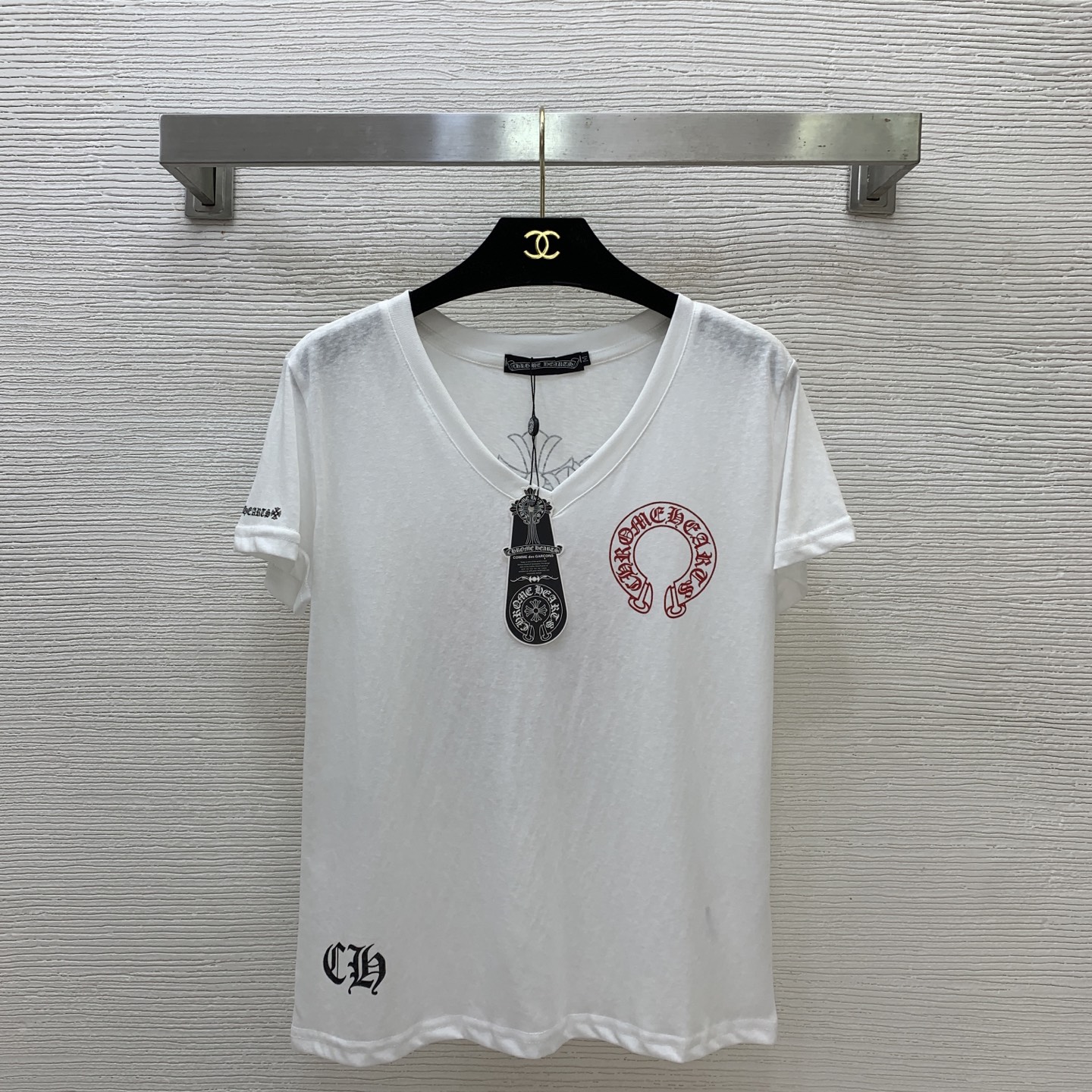 NO:857400,Style No. D26052257 Chrome Hear*s Chrome Hear*s new classic horseshoe print badge Sanskrit logo print fashionable V-neck short-sleeved T-shirt top!  Three colors, (M size shoulder width 40, chest 90, sleeve length 15, clothing length 59), chrome hearts, chrome hearts, T-shirt, tees, t-shirt,19860909款号D26052257 Chrome Hear*s克罗心潮牌新款 经典马蹄印徽章梵文logo印花时髦洋气V领短袖t恤上衣！三色、（M码肩宽40,胸围90,袖长15,衣长59）,,chrome hearts,chrome hearts,T-shirt,tees，t-shirt,,Women's clothing