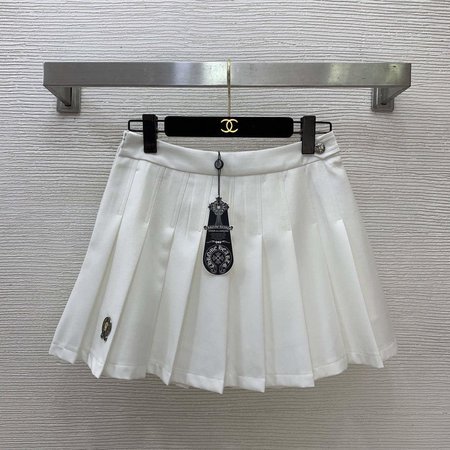 NO:857421,Style No. D26052218 Chrome Hear*s Chrome Hear*s new style, classic horseshoe print and Sanskrit logo, decorated with pleated skirt, college style, playful and age-reducing high-waisted skirt and short skirt!  Black, white, (M size waist 66, skirt length 37),,chrome hearts,chrome hearts,skirts,19860909款号D26052218 Chrome Hear*s克罗心潮牌新款 经典马蹄印梵文logo徽标装饰压褶裙摆学院风俏皮减龄高腰半身裙短裙！黑色、白色、（M码腰围66,裙长37）,,chrome hearts,chrome hearts,skirts,,Women's clothing