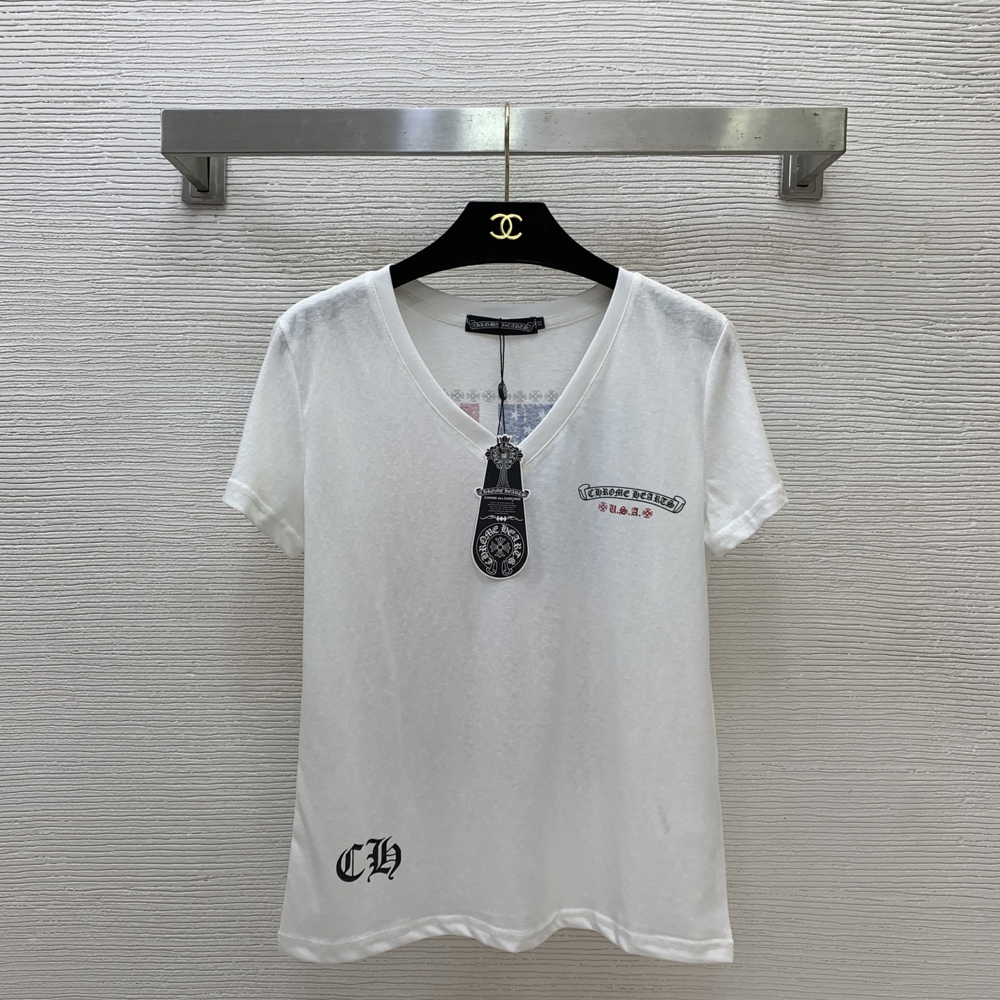 NO:857055,Style No. D26052257 Chrome Hear*s Chrome Hear*s new classic horseshoe print badge Sanskrit logo print fashionable V-neck short-sleeved T-shirt top!  Three colors, (M size shoulder width 40, chest, sleeve length 15, clothing length 59) tops, Chrome hearts-clothing, chrome hearts, chrome hearts, T-shirt, tees, t-shirt,19860909款号D26052257 Chrome Hear*s克罗心潮牌新款 经典马蹄印徽章梵文logo印花时髦洋气V领短袖t恤上衣！三色、（M码肩宽40,胸围,袖长15,衣长59）上衣,克罗心-服装,chrome hearts,chrome hearts,T-shirt,tees，t-shirt,,Women's clothing