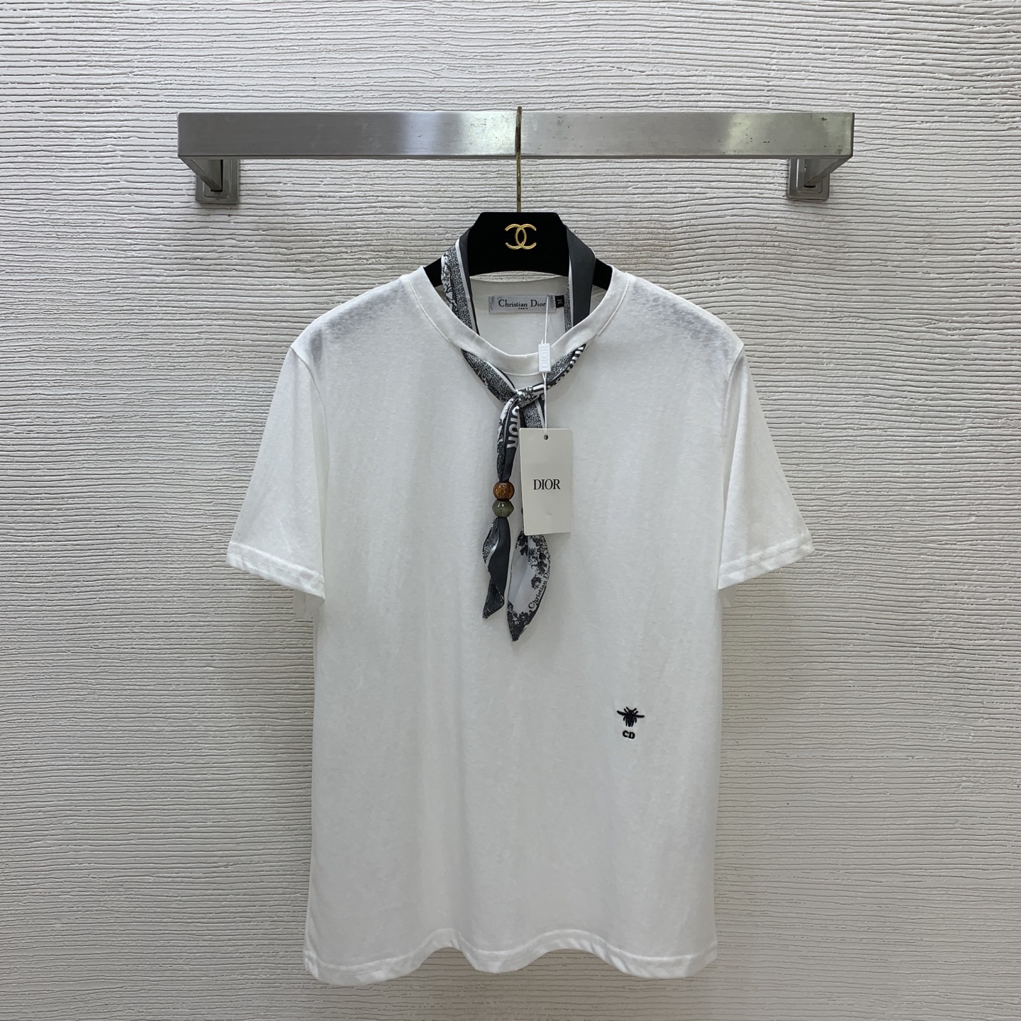 NO:844065,Style No. D26051825 Dio* new custom-made classic CD bee embroidered silk scarf collar decoration, versatile and versatile loose short-sleeved T-shirt top!  Black, white, (M size shoulder width 40, chest 96, sleeve length 19, clothing length 63), dior, T-shirt, tees, t-shirt,19860909款号D26051825 Dio*新款定制经典CD小蜜蜂刺绣丝巾领装饰气质百搭宽松短袖t恤上衣！黑色,白色,（M码肩宽40,胸围96,袖长19,衣长63）,,dior,T-shirt,tees，t-shirt,,Women's clothing