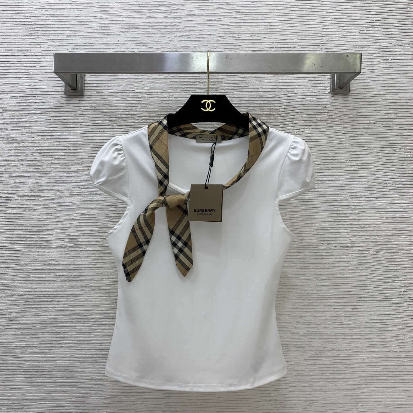 NO:844047,Model number D26051835 BURBERR* new custom plaid tie tie slim fit puff short-sleeved T-shirt top!  Black, white, (M size bust 76, sleeve length 10, dress length 50),, burberry, T-shirt, tees, t-shirt,19860909款号D26051835 BURBERR*新款定制格纹绑带领子修身显瘦泡泡短袖t恤上衣！黑色、白色、（M码胸围76,袖长10,衣长50）,,burberry,T-shirt,tees，t-shirt,,Women's clothing