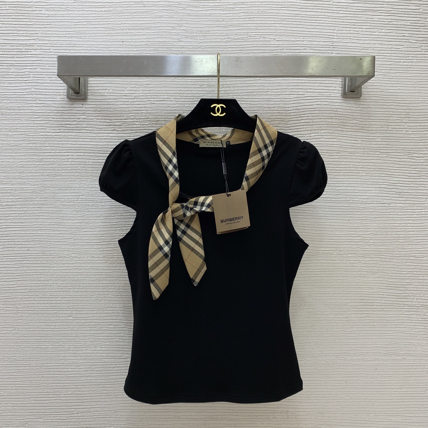 NO:829886,Model number D26051835 BURBERR* new custom plaid tie tie slim fit puff short-sleeved T-shirt top!  Black, white, (M size bust 76, sleeve length 10, dress length 50) top, Burberry-clothing, burberry, T-shirt, tees, t-shirt,19860909款号D26051835 BURBERR*新款定制格纹绑带领子修身显瘦泡泡短袖t恤上衣！黑色、白色、（M码胸围76,袖长10,衣长50）上衣,博柏利-服装,burberry,T-shirt,tees，t-shirt,,Women's clothing