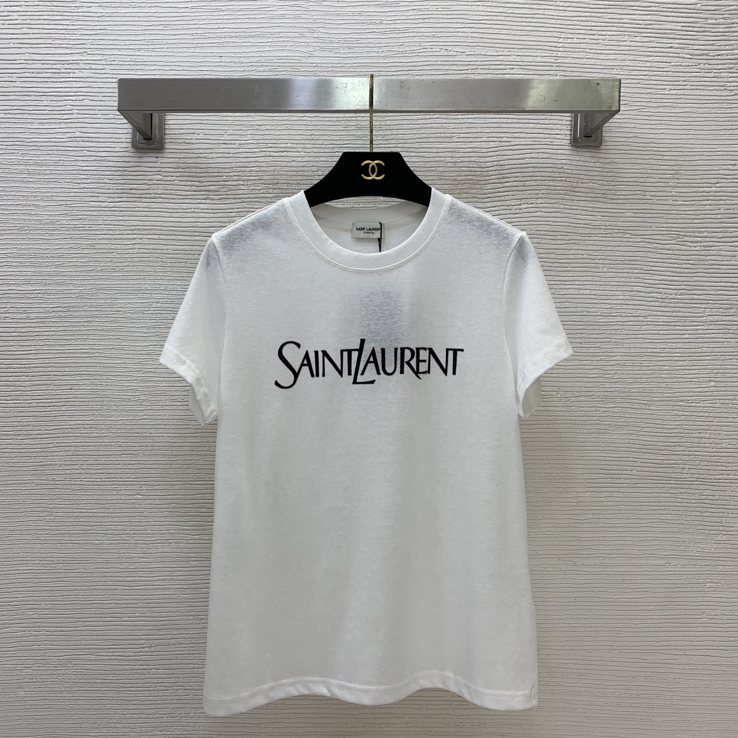 NO:857277,Style number G26052216 Saint Laurent's new YSL high-end customized snowflake cotton fabric, flocked letter logo logo, loose temperament and versatile round neck short-sleeved T-shirt top!  Black, white, (M size shoulder width 36, chest 92, sleeve length 15, clothing length 59), saint laurent, saint laurent, T-shirt, tees, t-shirt,19860909款号G26052216 圣罗兰 新款YSL高端定制雪花棉面料、植绒字母logo徽标宽松气质百搭圆领短袖t恤上衣！黑色、白色、（M码肩宽36,胸围92,袖长15,衣长59）,,saint laurent,saint laurent,T-shirt,tees，t-shirt,,Women's clothing