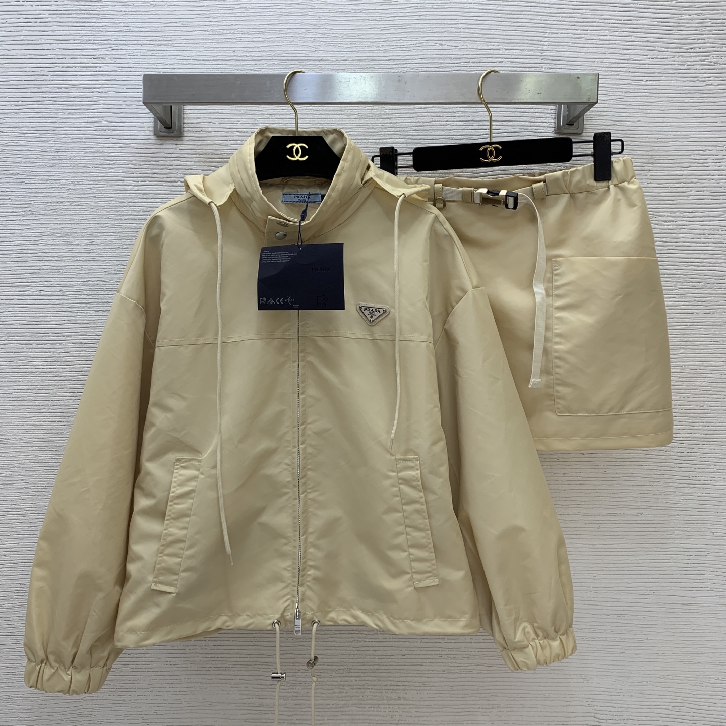 NO:844829,Style No. D26051968 PRAD*A new P home customized letter logo hardware accessories workwear style fashionable two-piece suit!  Triangular logo badge decorated zip fly, loose and versatile stand-up collar jacket, hooded coat, work style large pockets, buckle waist, fashionable and versatile short skirt and skirt!  (M size shoulder width 56, bust 114, sleeve length 49, dress length 58; waist 70 to 80 elastic, hip 100, skirt length 36),, prada,skirts,jackets & coats,jackets & coats,hats,19860909款号D26051968 PRAD*A新款P家定制字母logo五金配件工装风时尚两件套装！三角标徽章装饰拉链门襟宽松百搭立领夹克连帽外套工装风大口袋卡扣腰头时尚百搭短裙半身裙！（M码肩宽56,胸围114,袖长49,衣长58；腰围70～80松紧弹力,臀围100,裙长36）,,prada,skirts,jackets & coats,jackets & coats,hats,,Women's clothing