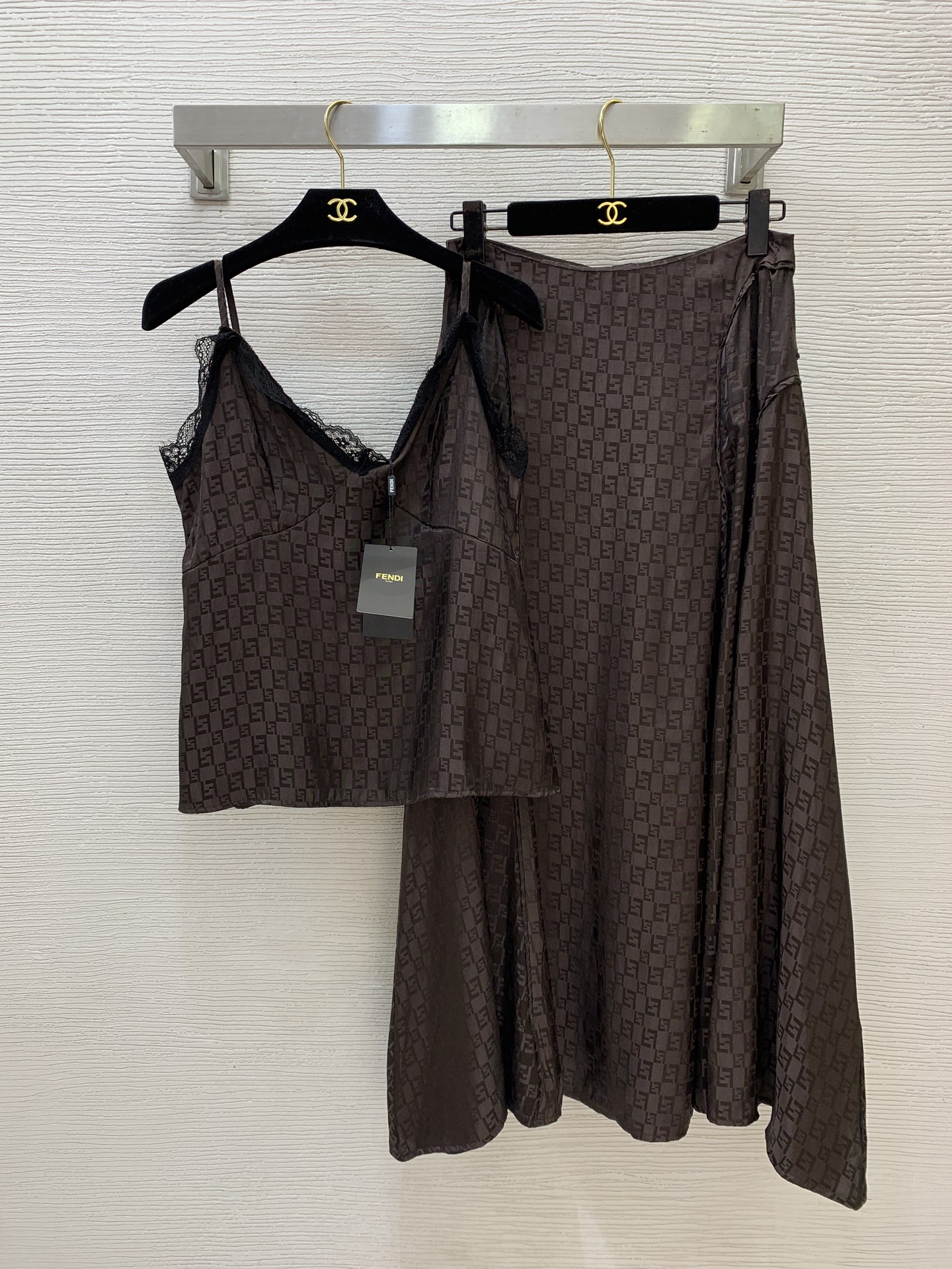 NO:844833,Style No. D51938 FEND*I's new custom-made all-over double F letter jacquard glossy satin two-piece suit for ladies!  Lace stitching sexy backless camisole top with high waist and large skirt and long skirt!  (M size bust 84～88, length 47 excluding straps; waist 70, skirt length 89),, fendi, skirts,19860909款号D51938 FEND*I新款定制通体双F字母提花光感缎面气质名媛两件套装！蕾丝花边拼接性感露背吊带背心上衣高腰大裙摆长款半身裙！（M码胸围84～88,衣长47不含肩带；腰围70,裙长89）,,fendi,skirts,,Women's clothing