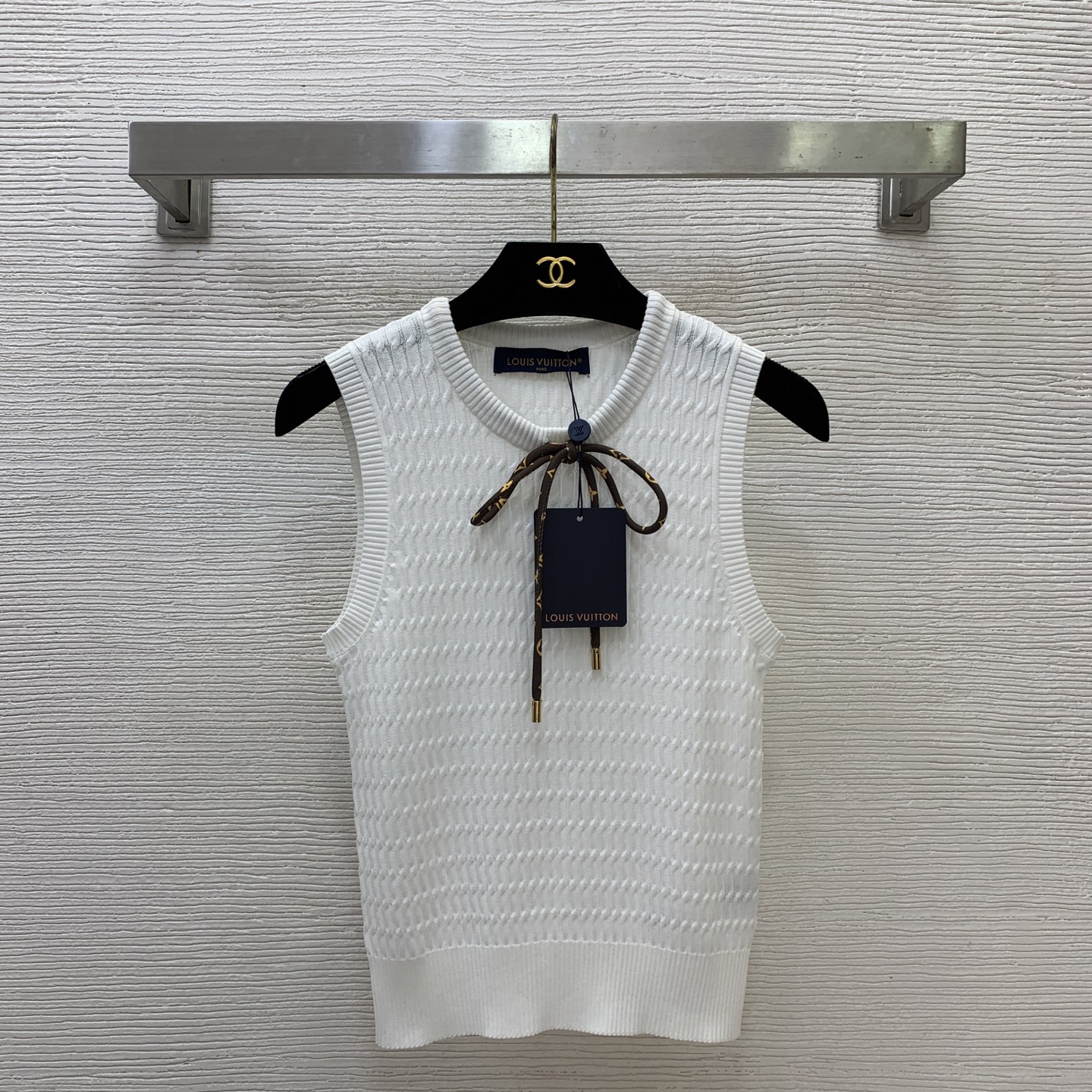 NO:844807,Style number G26051923 LOUIS*LV’s new high-end customized letter logo metal accessories presbyopic drawstring straps bow decoration slim fit hemp pattern knitted vest top!  White, (M size bust 68, length 49),,louis vuitton,louis vuitton,louis vuitton,louis vuitton,19860909款号G26051923 LOUIS*驴家LV新款高端定制字母logo金属配件老花抽绳绑带蝴蝶结装饰修身显瘦麻花纹针织背心上衣！白色,（M码胸围68,衣长49）,,louis vuitton,louis vuitton,louis vuitton,louis vuitton,,Women's clothing