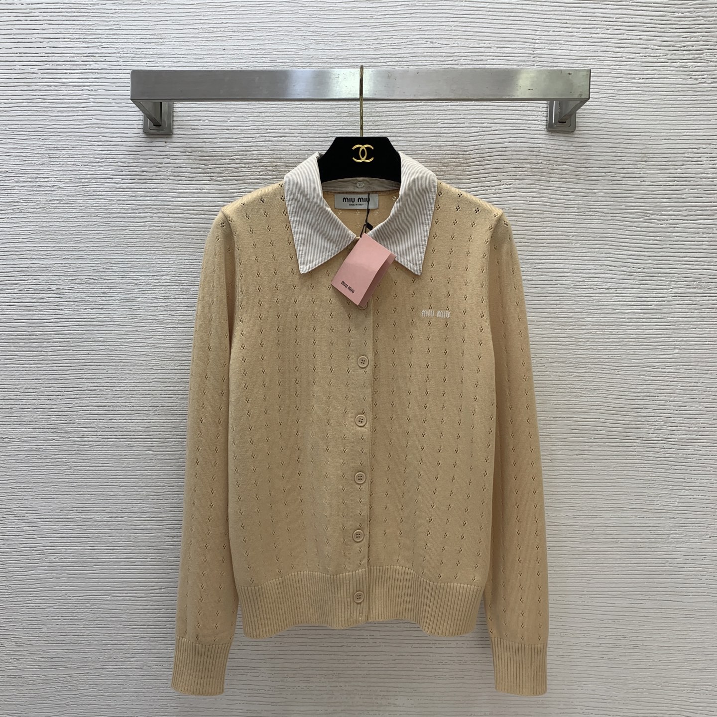 NO:845516,Model No. G26052038 MIUMIU's new high-end customized wool yarn fabric, hollow see-through letter logo badge, removable striped collar, button placket, long-sleeved knitted cardigan top!  (M size bust 88, sleeve length 61, dress length 58),,miumiu,19860909款号G26052038 MIUMIU缪家新款 高端定制羊毛纱线面料、镂空透视字母logo胸章可拆卸条纹领系扣门襟长袖针织开衫上衣！（M码胸围88,袖长61,衣长58）,,miumiu,,Women's clothing