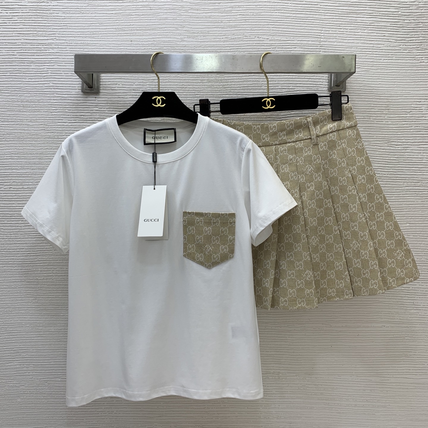NO:844800,Style number D26051935 GUCC* new customized age-reducing, playful and fashionable two-piece suit!  Presbyopic pocket splicing, loose and versatile short-sleeved T-shirt, classic GG letter jacquard pleated skirt, high waist, slimming short skirt!  Khaki yellow, light blue, (M size shoulder width 40, chest 92, sleeve length 17, dress length 58; waist 66, skirt length 39),, gucci, skirts, T-shirt, tees, t-shirt,19860909款号D26051935 GUCC*新款定制减龄俏皮时尚两件套装！老花口袋拼接宽松百搭短袖t恤经典GG字母提花压褶裙摆高腰显瘦短裙半身裙！卡其黄、浅蓝色、（M码肩宽40,胸围92,袖长17,衣长58；腰围66,裙长39）,,gucci,skirts,T-shirt,tees，t-shirt,,Women's clothing