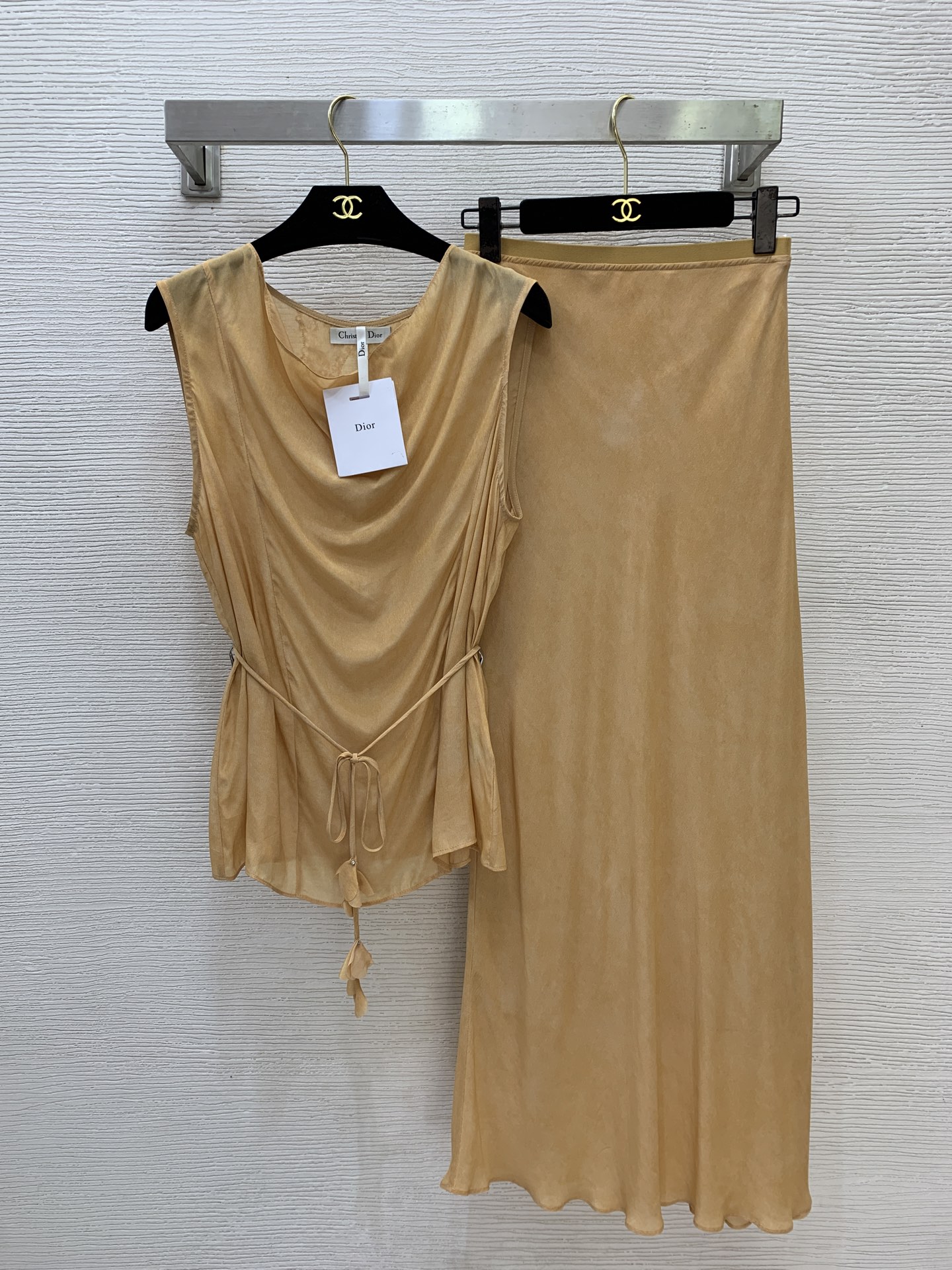 NO:845556,Style No. G26052076 Dio* new high-end customized lightweight rayon fabric two-piece suit for ladies!  The lace stitching on the back has a discreet slit design and is paired with a belt to cinch the waist, a sleeveless top with a high waist and hip-hugging fishtail long skirt!  (M size shoulder width 36, bust 90, length 62; waist 64 to 80 elastic, skirt length 99),, dior, skirts,19860909款号G26052076 Dio*新款高端定制轻薄人丝面料气质名媛两件套装！背面蕾丝拼接开叉小心机设计搭配腰带收腰显瘦无袖上衣高腰包臀鱼尾长裙半身裙！ （M码肩宽36,胸围90,衣长62；腰围64～80弹力,裙长99）,,dior,skirts,,Women's clothing