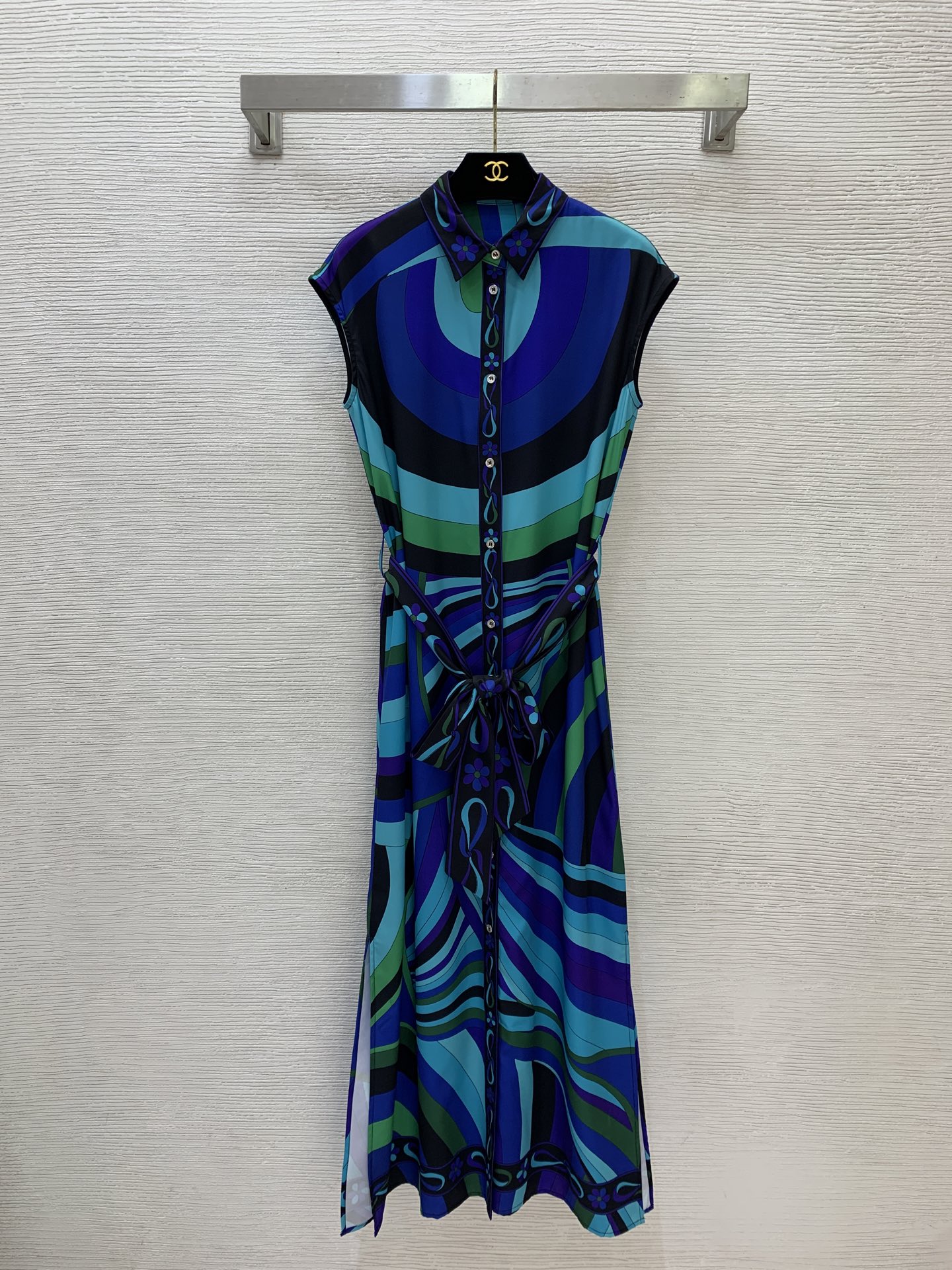 NO:845526,Style No. G26052068 PUCC* new high-end customized fabric European and American fashion retro printing single-breasted placket side slit skirt loose and versatile lapel sleeveless dress!  (M size shoulder width 46, bust 94, skirt length 134) This style does not have collar tags, skirts,19860909款号G26052068 PUCC*新款高端定制面料欧美时尚复古印花单排扣门襟侧开叉裙摆 宽松百搭翻领无袖连衣裙！ （M码肩宽46,胸围94,裙长134）此款无领标吊牌,,skirts,,Women's clothing