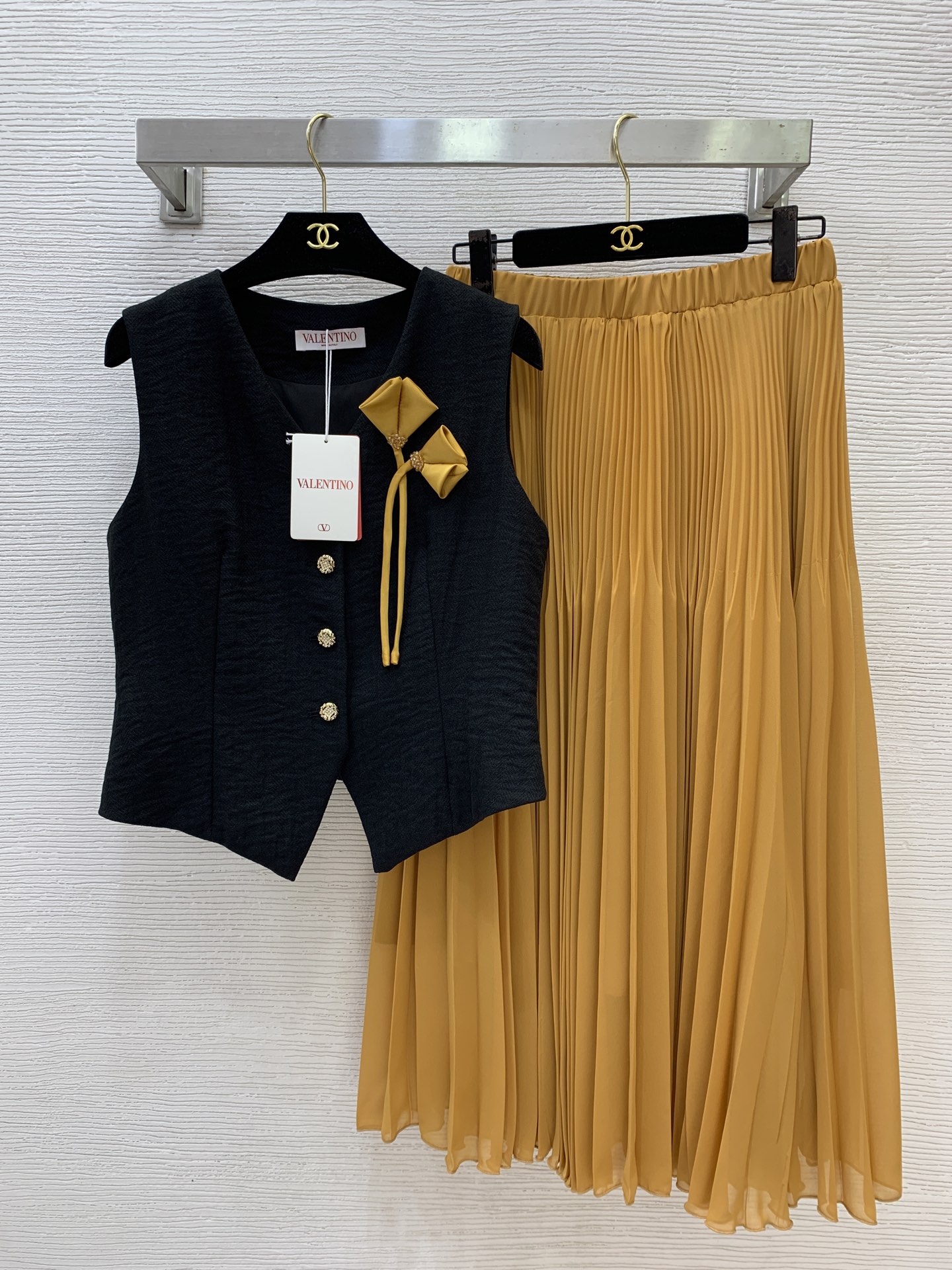 NO:845532,Model No. G26052068 VALENTIN*O Warren's new high-end customized flower branch decoration slim fit sleeveless vest top fine pleated large skirt elastic waist pleated skirt!  36-38-40-42 (size 38: bust 92, mid-back length 45; waist 68-84 elastic, skirt length 83, valentino, valentino, skirts,19860909款号G26052068 VALENTIN*O华伦家新款 高端定制花枝装饰修身显瘦无袖马甲上衣细褶大裙摆松紧腰百褶半身裙！36-38-40-42（38码:胸围92,后中长45；腰围68～84弹力,裙长83,,valentino,valentino,skirts,,Women's clothing