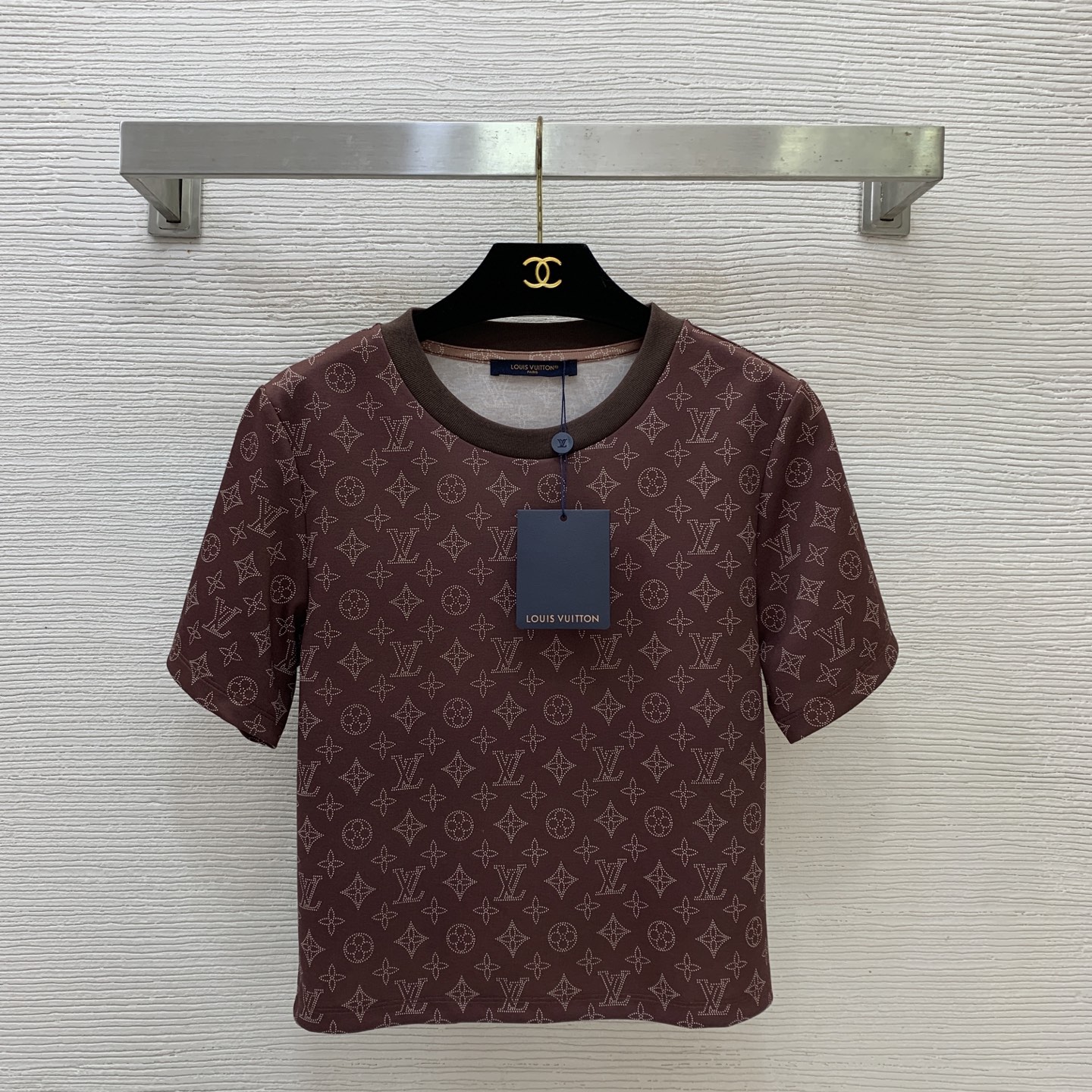 NO:855865,Style number G26052245 LOUIS*LV’s new high-end customized high-quality cotton fabric with all-over letter logo presbyopia print, small short round neck short-sleeved T-shirt top!  Brown color, (M size shoulder width 39, chest 88, sleeve length 21, clothing length 54),, louis vuitton, louis vuitton, louis vuitton, louis vuitton, T-shirt, tees, t-shirt,19860909款号G26052245 LOUIS*驴家LV新款高端定制优质棉面料通体字母logo老花印花、小短款圆领短袖t恤上衣！咖色,（M码肩宽39,胸围88,袖长21,衣长54）,,louis vuitton,louis vuitton,louis vuitton,louis vuitton,T-shirt,tees，t-shirt,,Women's clothing