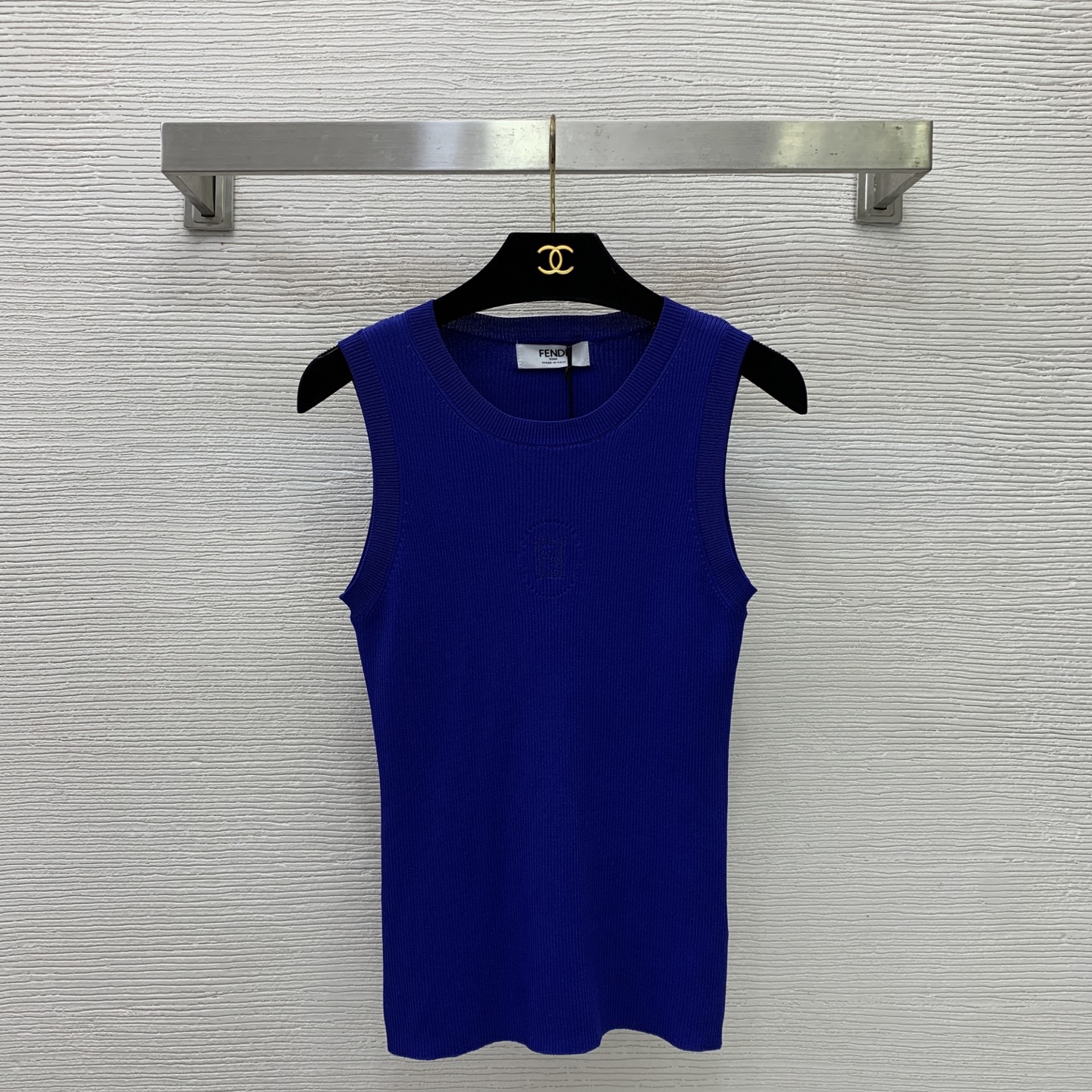 NO:852699,The highest version on the market, the girl will inspect the goods, trim the three marks on the threads, and ship the goods. You can send pictures and take videos. If you want quality and service, please add me on WeChat. We will not accept urgent orders. Model No. D26052185 FEND* The latest version of the girl on the market will inspect the goods, trim the three marks on the threads, and ship the goods. You can send pictures and videos. If you want quality and service, please add me on WeChat. We will not accept urgent orders. Customized slim fit sleeveless knitted vest top with hollow circle FF letters logo on the chest!  Blue, (M size bust 66, length 56), Fendi-clothing, fendi, fendi,19860909市面最高版本小妹验货、修剪线头上三标、发货可发图及拍视频,要品质要服务的加我微信,不接急单.款号D26052185 FEND*新市面最高版本小妹验货、修剪线头上三标、发货可发图及拍视频,要品质要服务的加我微信,不接急单.款定制胸前镂空圆圈FF字母logo徽标修身显瘦无袖针织背心上衣！蓝色,（M码胸围66,衣长56）,芬迪-服装,fendi,fendi,,Women's clothing