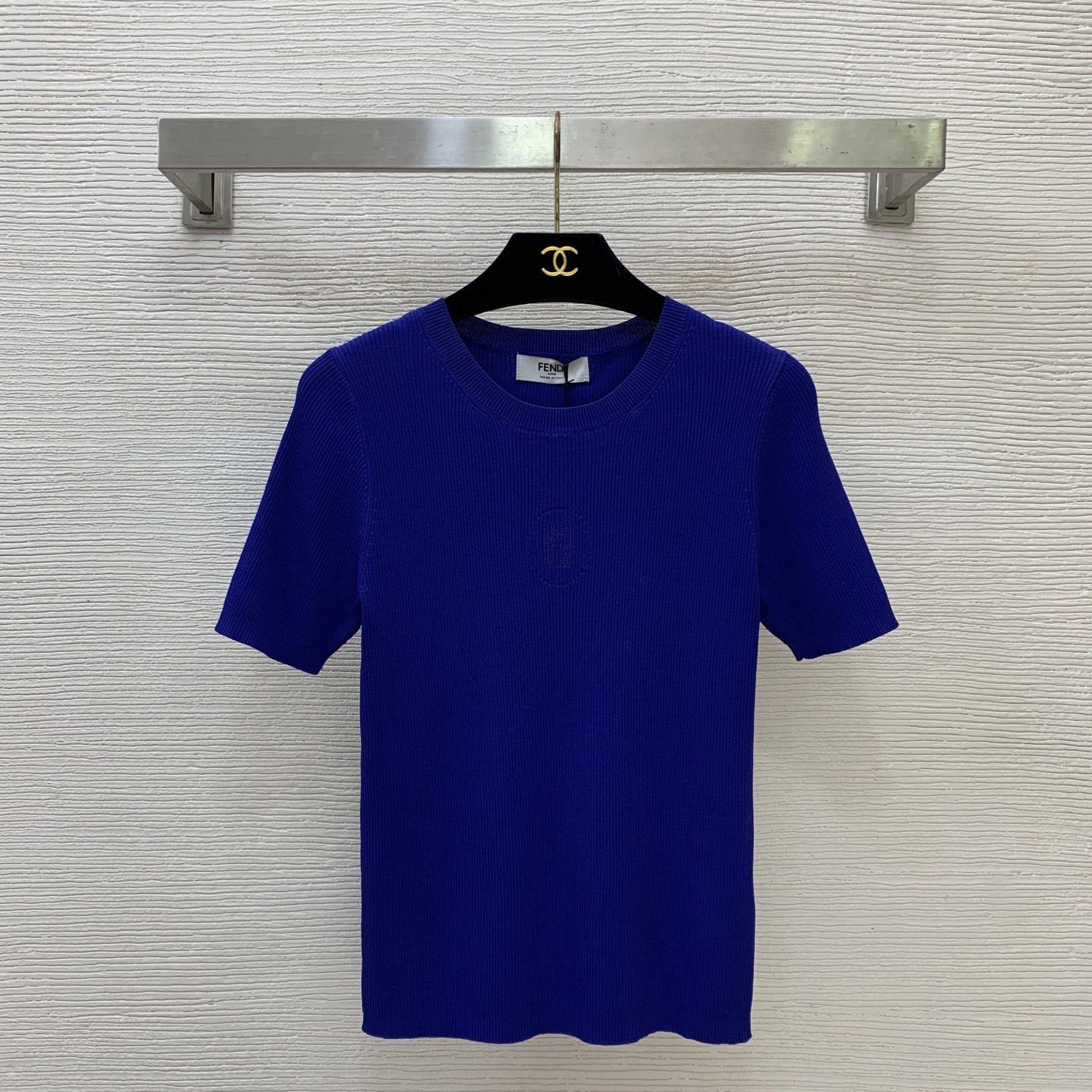 NO:852707,The highest version on the market, the girl will inspect the goods, trim the three marks on the threads, and deliver the goods. You can send pictures and take videos. If you want quality or service, please add me on WeChat. We will not accept urgent orders. Model No. D26052186  FEND* The latest and highest version on the market. The girl will inspect the goods, trim the three marks on the threads, and ship the goods. You can send pictures and take videos. If you want quality or service, please add me on WeChat. We will not accept urgent orders. Customized slim fit round neck short-sleeved sweater top with FF letter logo in a hollow circle on the chest!  Blue, (M size bust 66, sleeve length 21, dress length 55), Fendi-clothing, fendi, fendi, T-shirt,19860909市面最高版本小妹验货、修剪线头上三标、发货可发图及拍视频,要品质要服务的加我微信,不接急单.款号D26052186 FEND*新市面最高版本小妹验货、修剪线头上三标、发货可发图及拍视频,要品质要服务的加我微信,不接急单.款定制胸前镂空圆圈FF字母logo徽标修身显瘦圆领短袖针织衫上衣！蓝色,（M码胸围66,袖长21,衣长55）,芬迪-服装,fendi,fendi,T-shirt,,Women's clothing