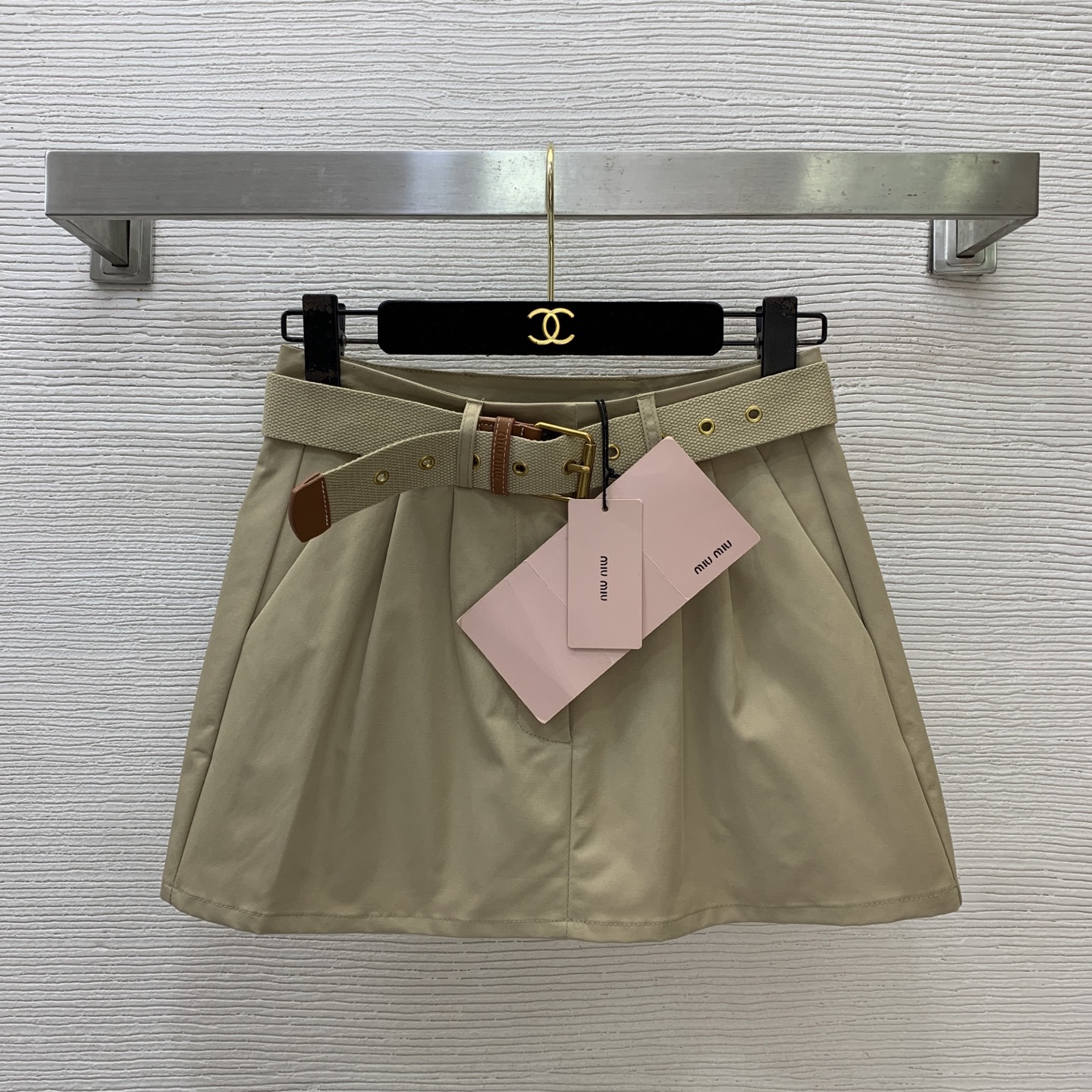 NO:855798,Model No. D26052276 MIUMI*U Miaojia’s new leather letter logo belt decorated with zipper placket and pleated A-line skirt!  Khaki, (M size waist 66, hips 90, skirt length 33),,miumiu,skirts,19860909款号D26052276 MIUMI*U缪家新款 皮革字母logo腰带装饰拉链门襟压褶A字短裙半身裙！卡其色,（M码腰围66,臀围90,裙长33）,,miumiu,skirts,,Women's clothing