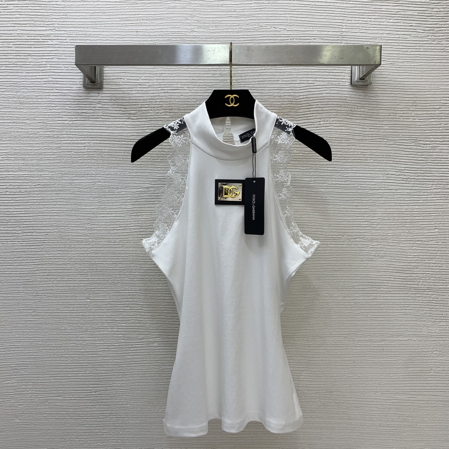 NO:858907,The girl of the highest version on the market will inspect the goods, trim the three marks on the threads, and ship the goods. If you want quality and service, please add me on WeChat. We will not accept urgent orders. Model No. D26052372 & Dolce & Gabbana DG* The latest version of the girl on the market will inspect the goods, trim the three marks on the threads, and ship the goods. You can send pictures and videos. If you want quality and service, please add me on WeChat. We will not accept urgent orders.  Leather metal logo on the chest decorated with lace splicing slim fit stand-up collar sleeveless vest hot girl top!  Black, white, (M size bust 86, length 61), Dolce&Gabbana-clothing, Dolce&Gabbana,19860909市面最高版本小妹验货、修剪线头上三标、发货可发图及拍视频,要品质要服务的加我微信,不接急单.款号D26052372 &杜嘉班纳DG*新市面最高版本小妹验货、修剪线头上三标、发货可发图及拍视频,要品质要服务的加我微信,不接急单.款 胸前皮革金属徽标装饰蕾丝花边拼接修身显瘦立领无袖背心辣妹小上衣！黑色、白色、 （M码胸围86,衣长61）,杜嘉班纳-服装,Dolce&Gabbana,,Women's clothing