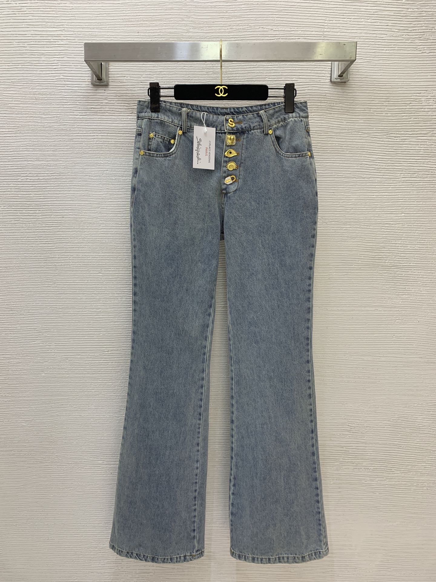 NO:859203,Model No. D26052375 Schiapare*li Schiapareli's new custom-made variety of special-shaped gold buckle placket leather plate decoration slim fit hip-lifting mid-waist micro-flared jeans!  Light blue, (M size waist 74 non-elastic, hip 92, pants length 109),,jeans,19860909款号D26052375 Schiapare*li夏帕瑞利新款定制多种异形金扣门襟皮牌装饰修身提臀中腰微喇叭牛仔裤！浅蓝色,（M码腰围74无弹力,臀围92,裤长109）,,jeans,,Women's clothing